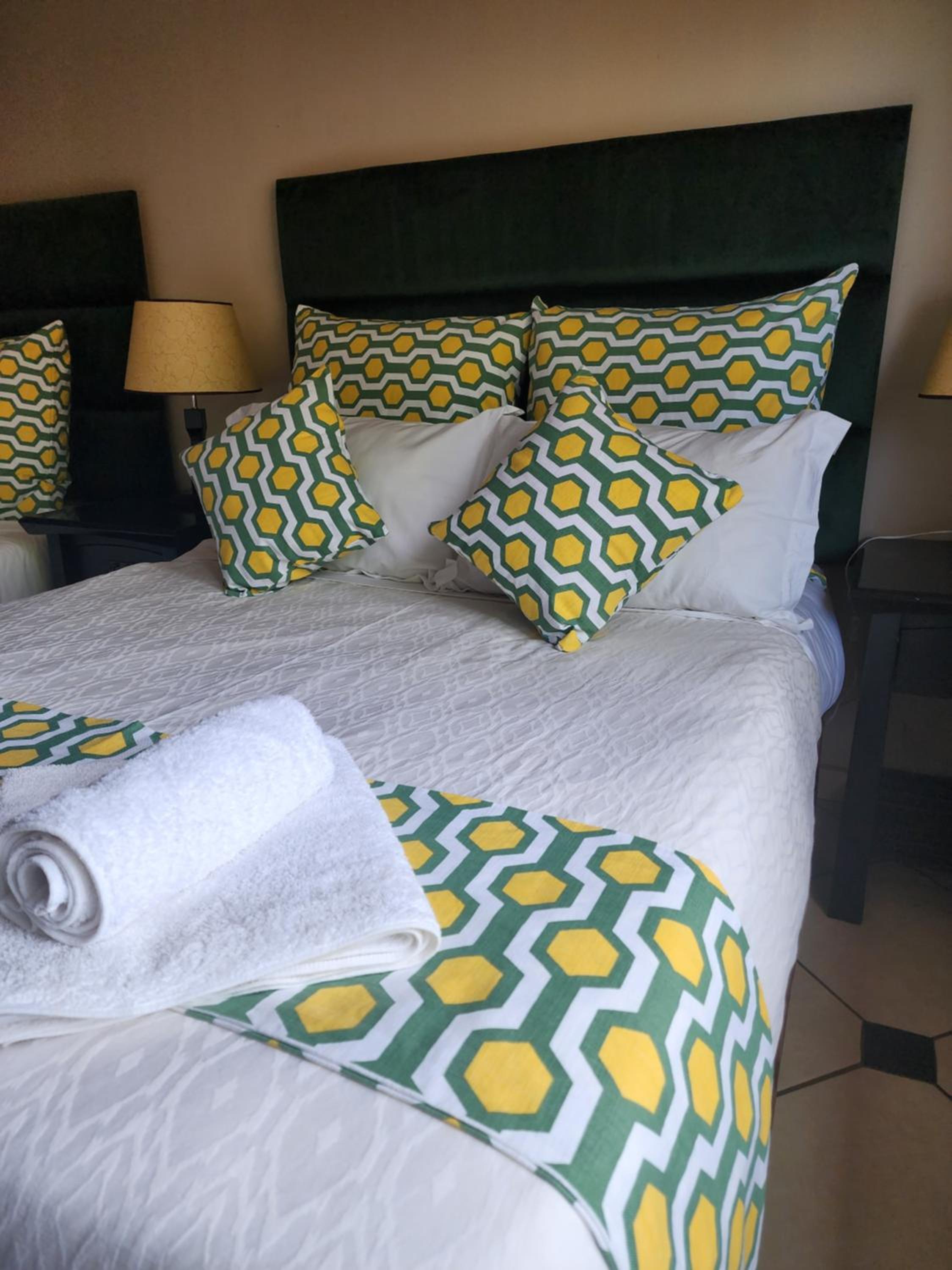Quadruple Room with Private Bathroom - Photo 11