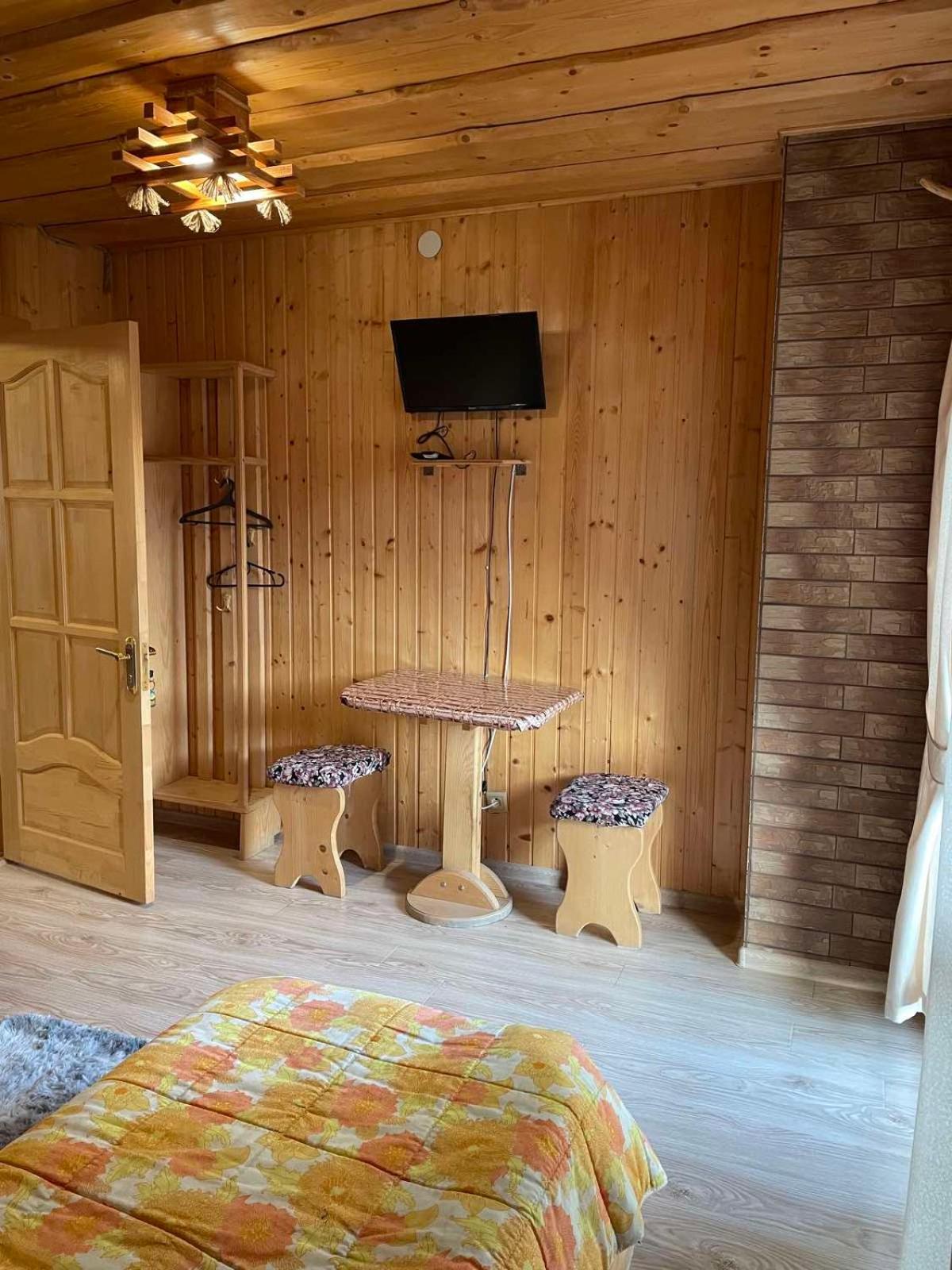 Standard Twin Room with Shared Bathroom photo 2