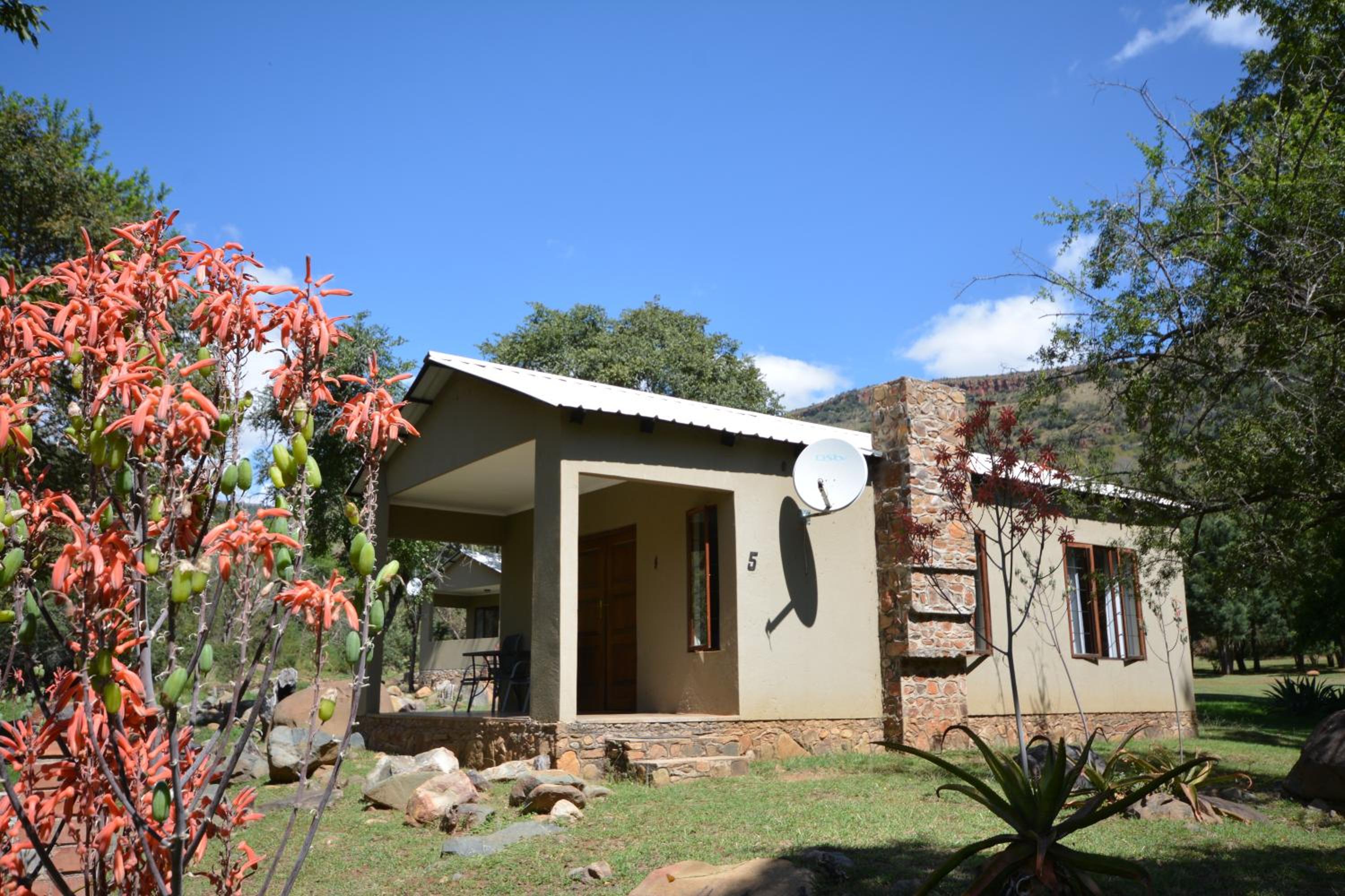 Family Room with Mountain View - Photo 2