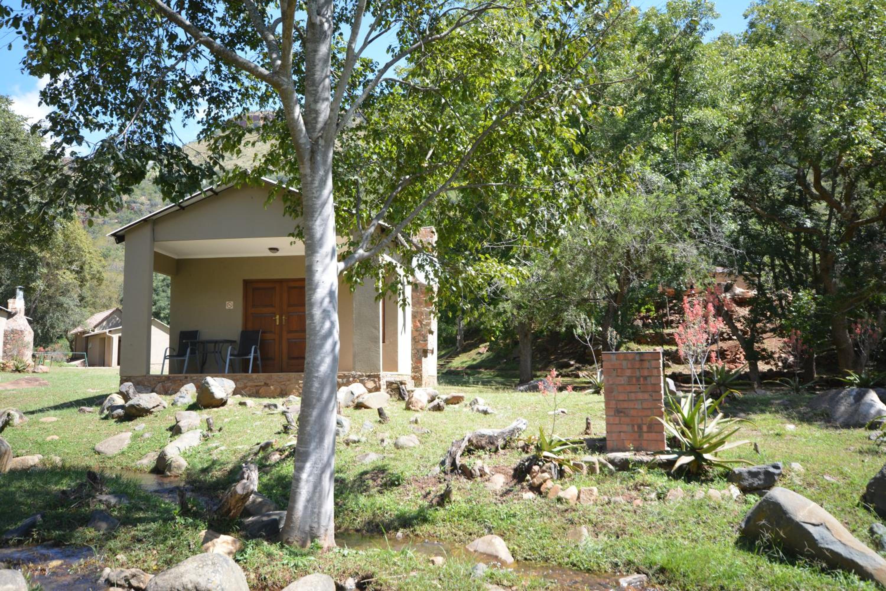 Family Room with Mountain View - Photo 4