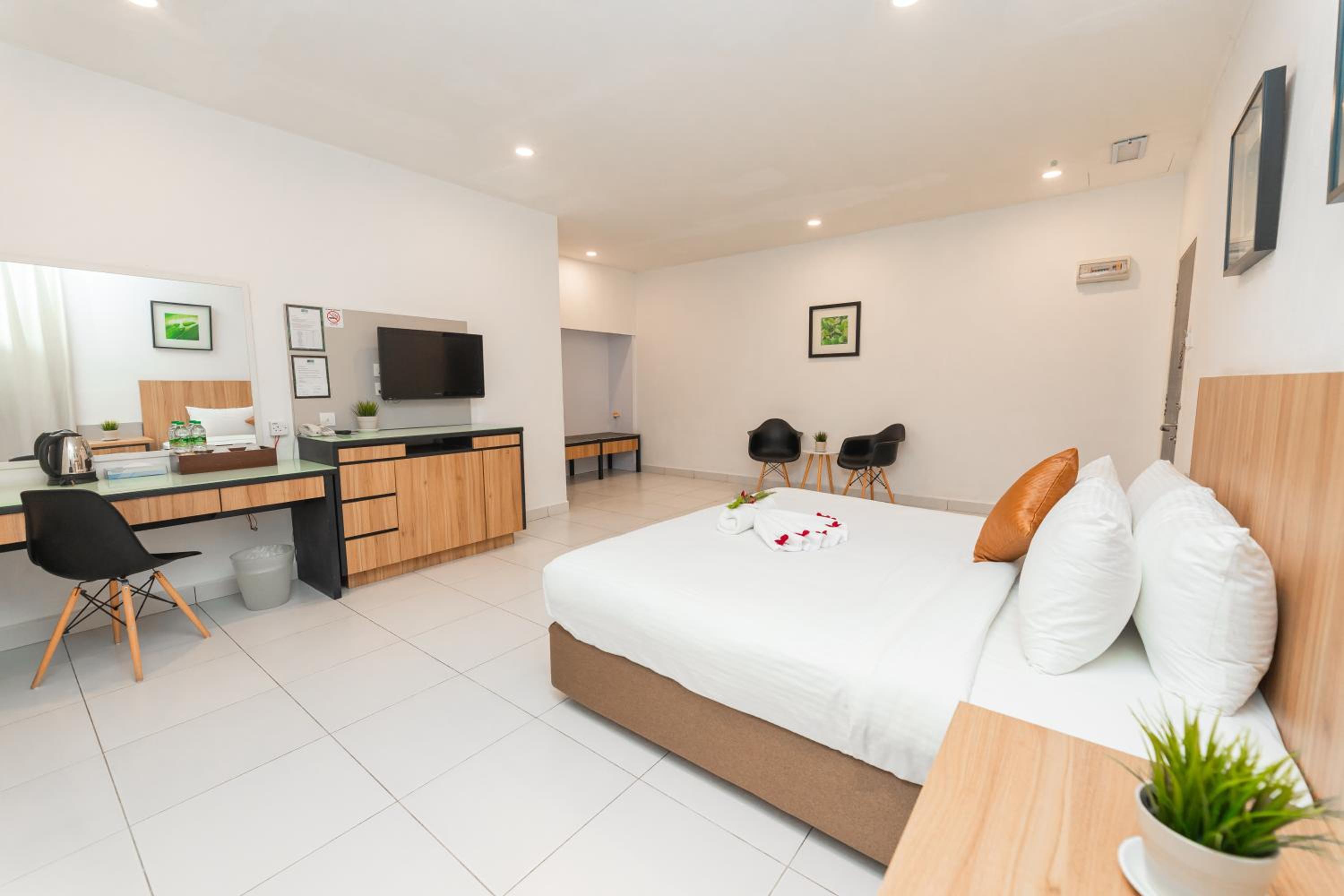 (Cruise Package) 3d2n Deluxe King Room + Private Day/Sunset Cruise + Self-Driven Car + Free Breakfast photo 2
