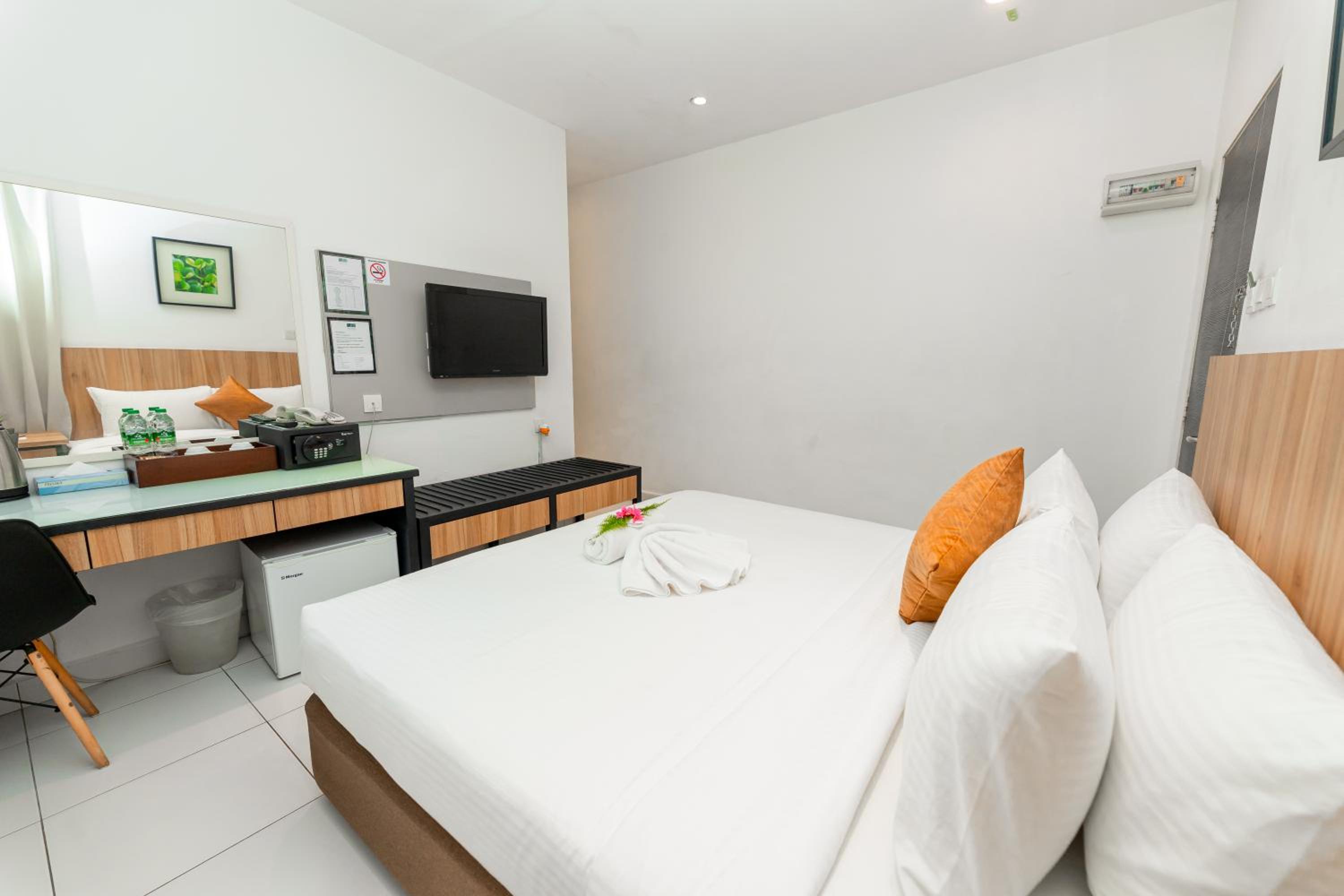 (Stay & Drive Package) 3d2n Superior King + Self-Driven Car + Free Breakfast