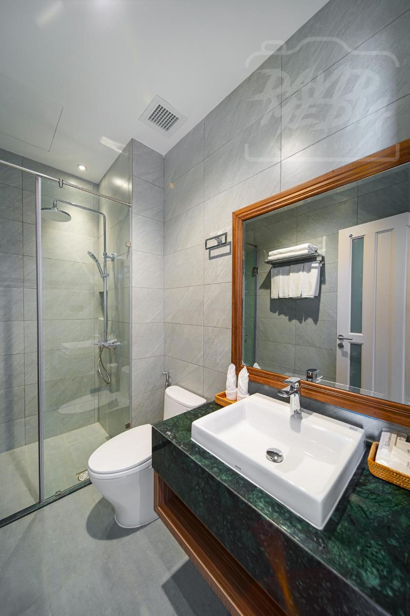 Renata, City View, 2 Twin Beds with Window photo 3