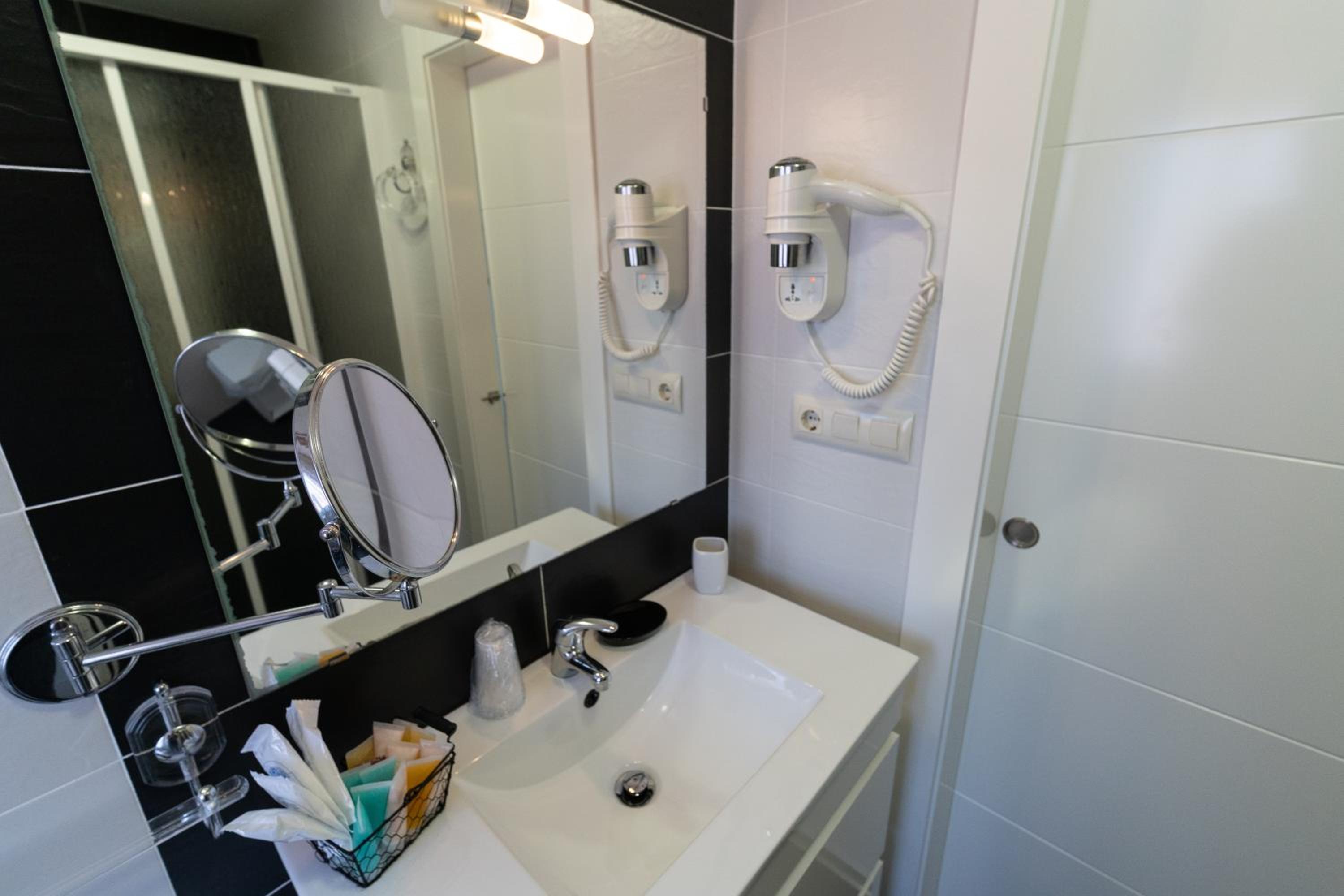 Family Room with Private Bathroom - Photo 15