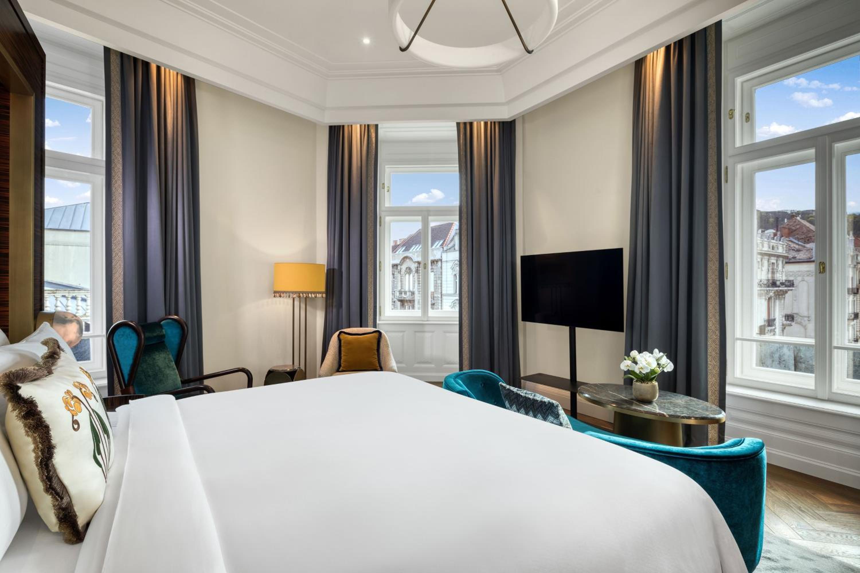 Elisabeth Bridge King Suite with River View