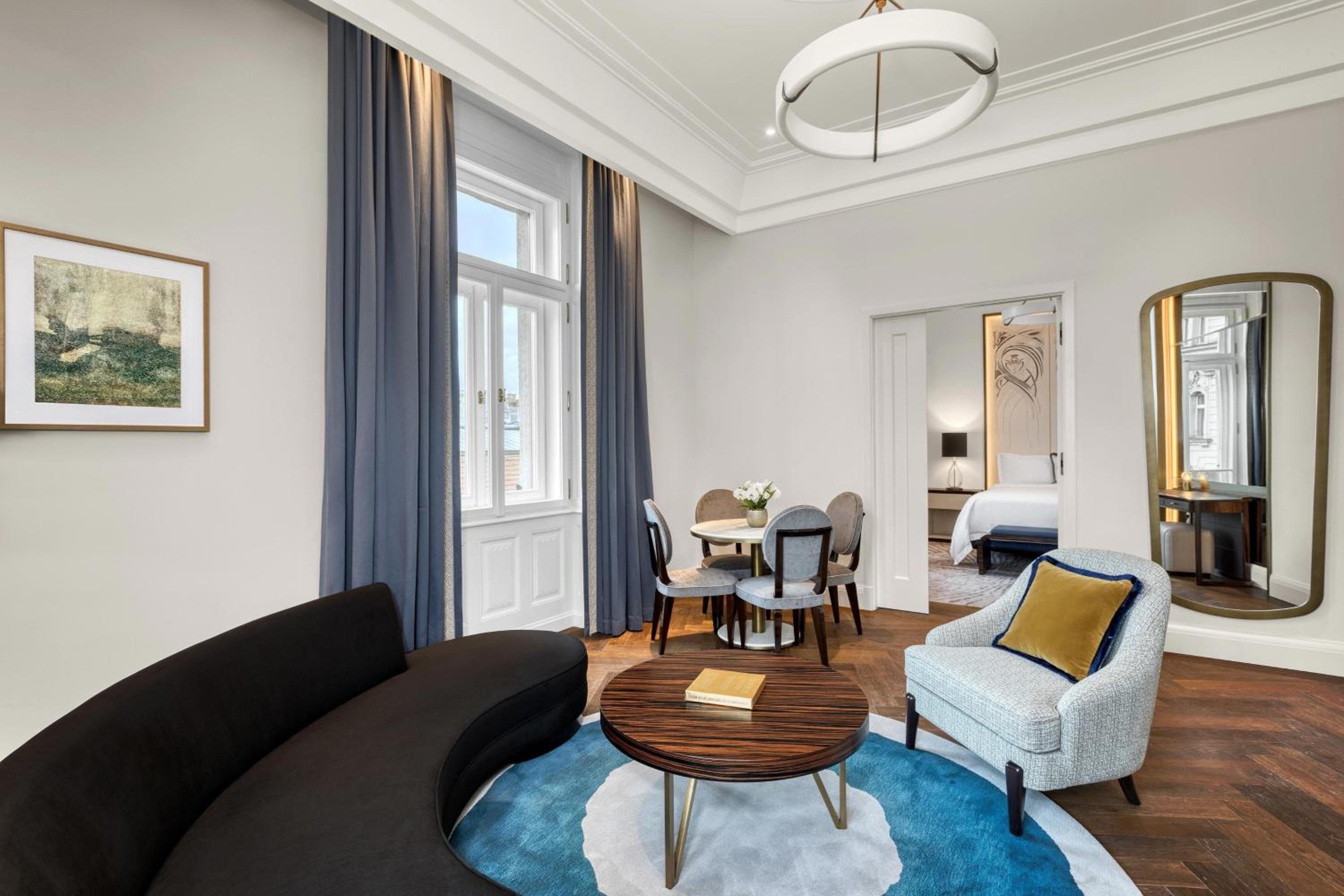 One-Bedroom King Suite with City View - Photo 11