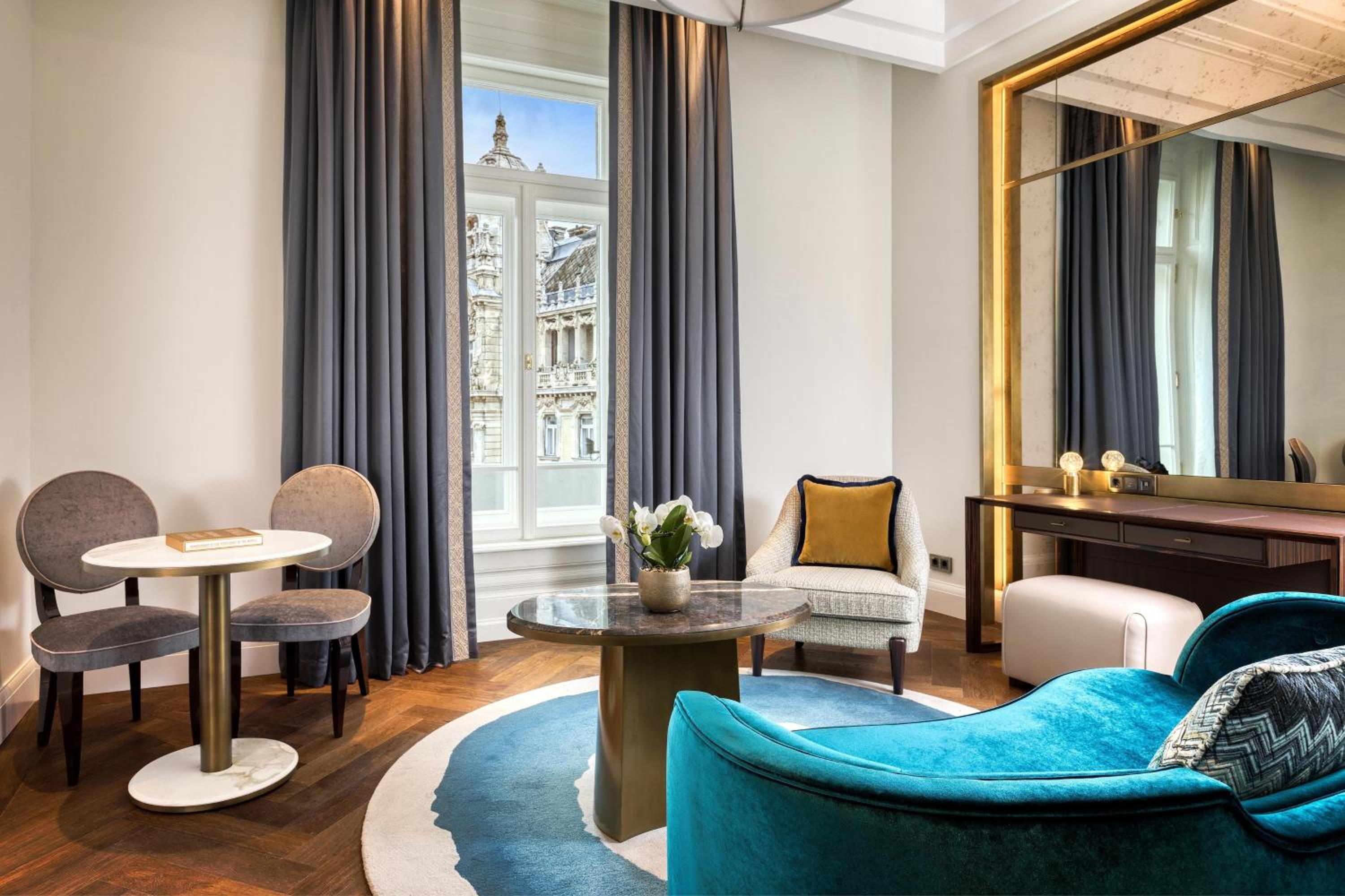 One-Bedroom King Suite with City View thumbnail 5