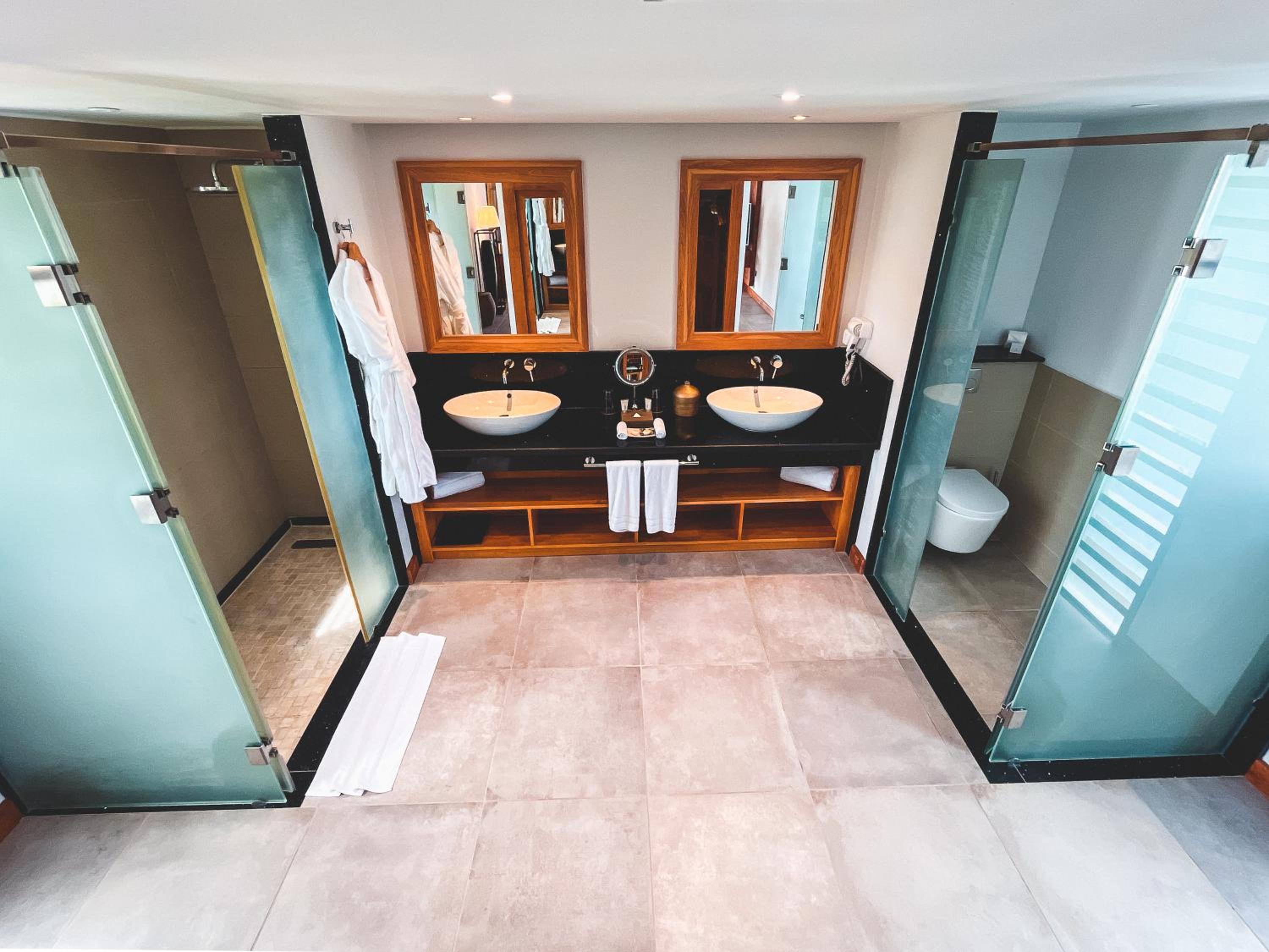 Deluxe Suite With Sea View - Photo 2