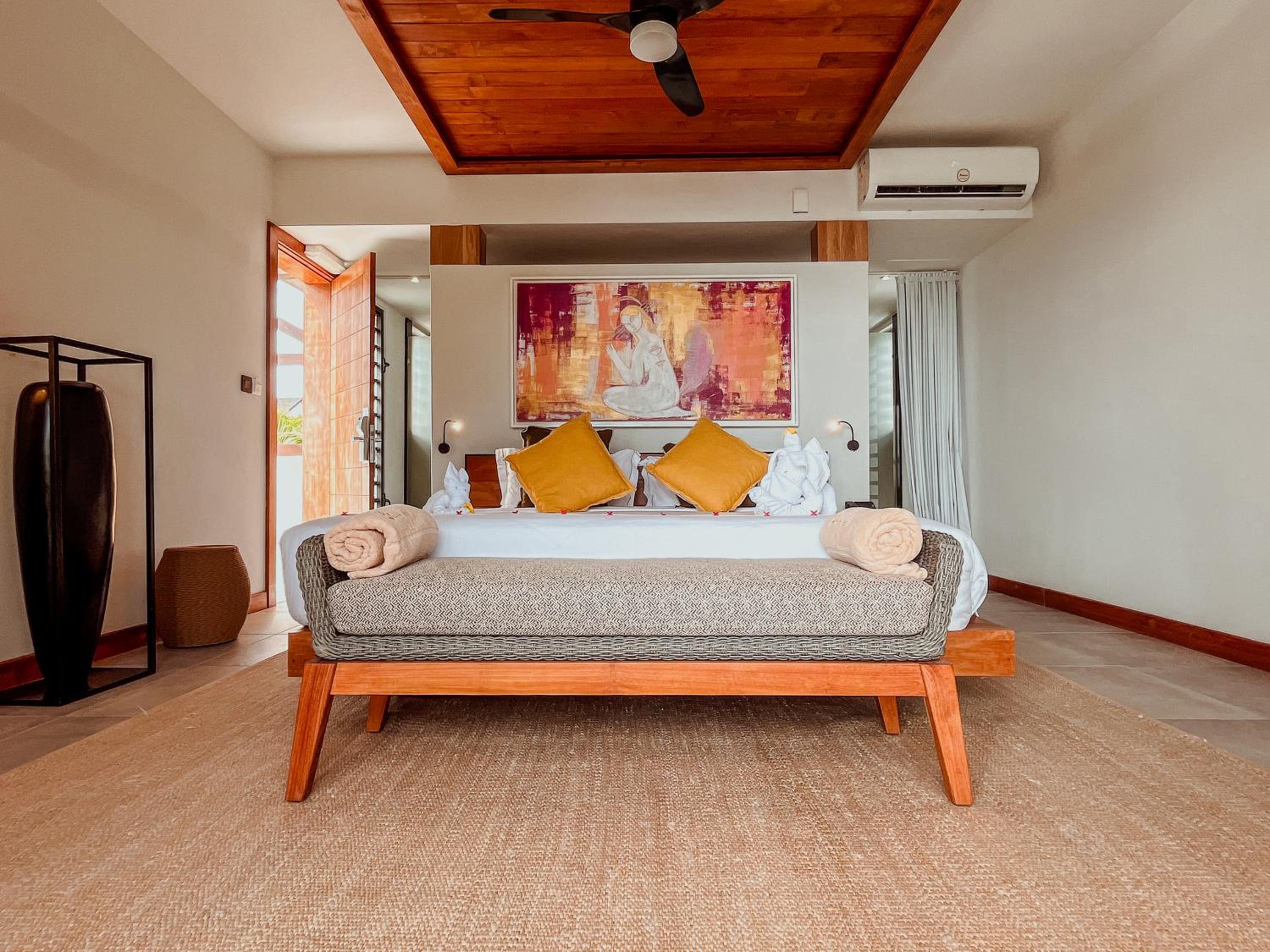 Deluxe Suite With Sea View - Photo 1