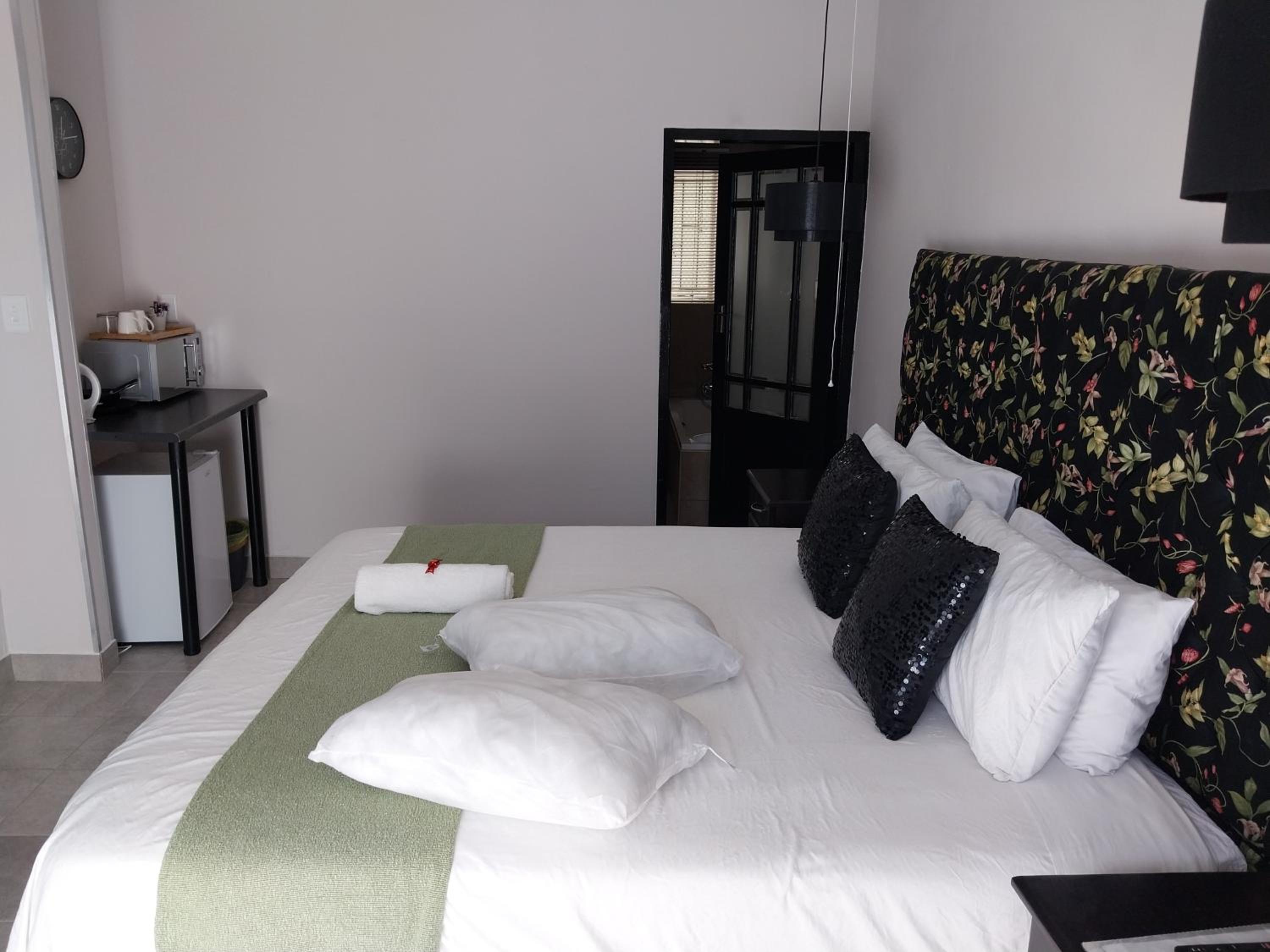 Standard Double Room - Photo 6