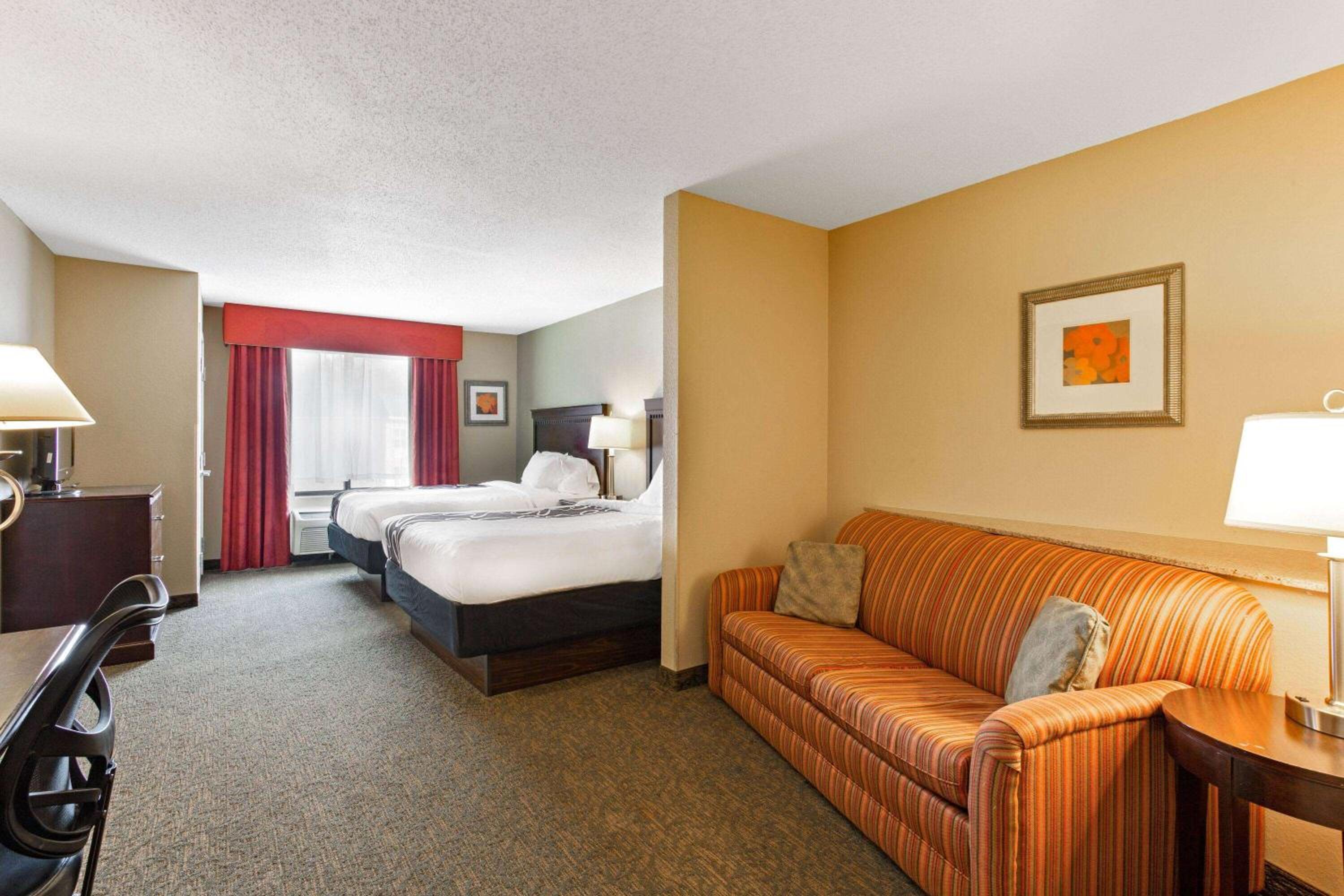 Two-Bedroom Suite With One King Bed And Two Queen Beds, Non-Smoking - Photo 1