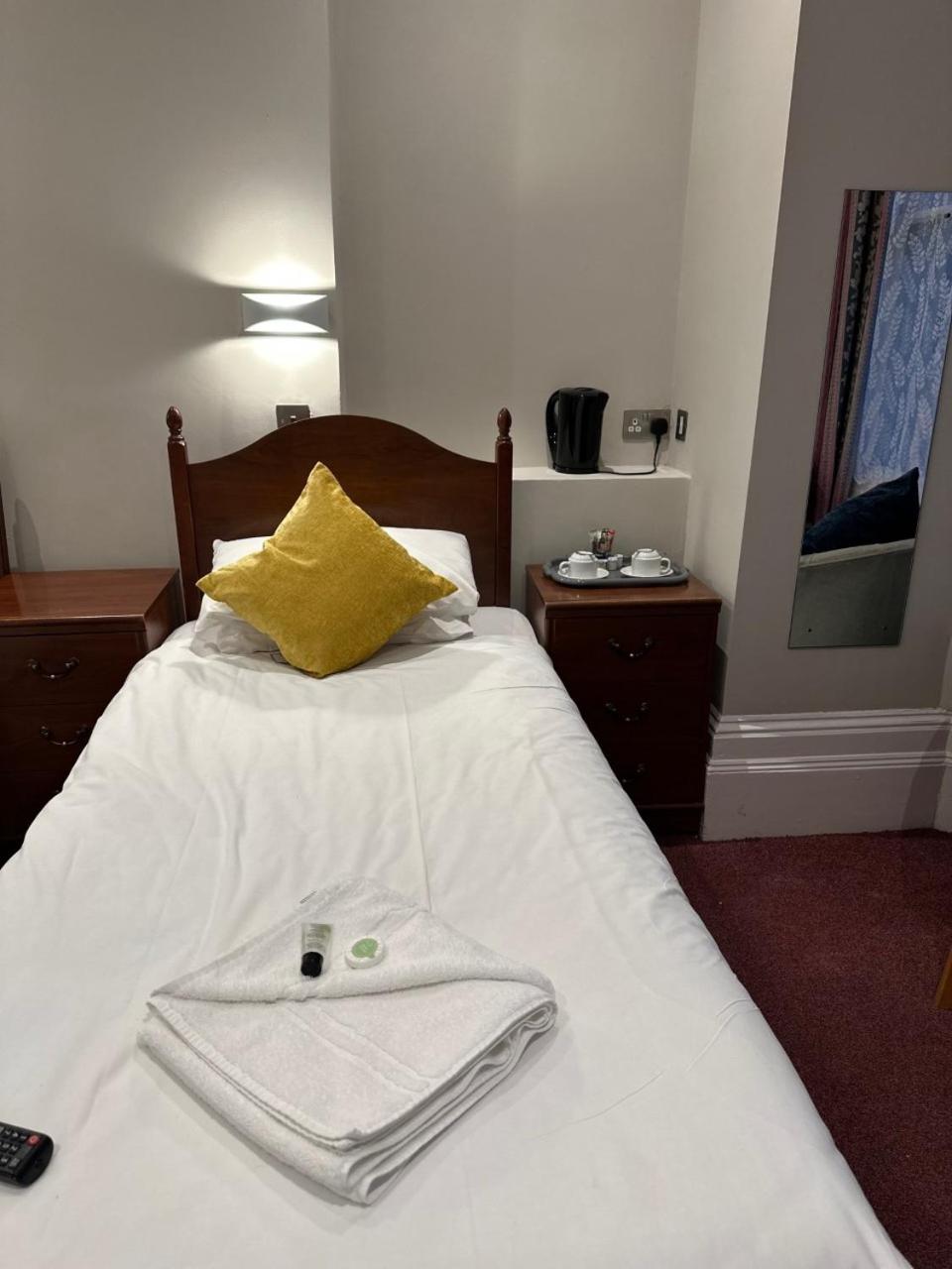 Single Room with Private Bathroom photo 1