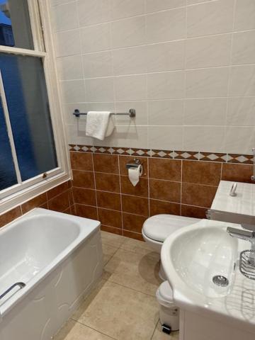 Twin Room with Private Bathroom photo 1
