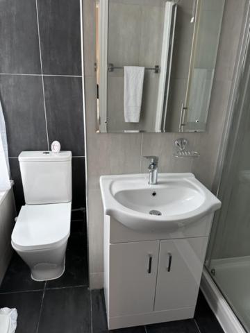 Single Room with Private Bathroom photo 2