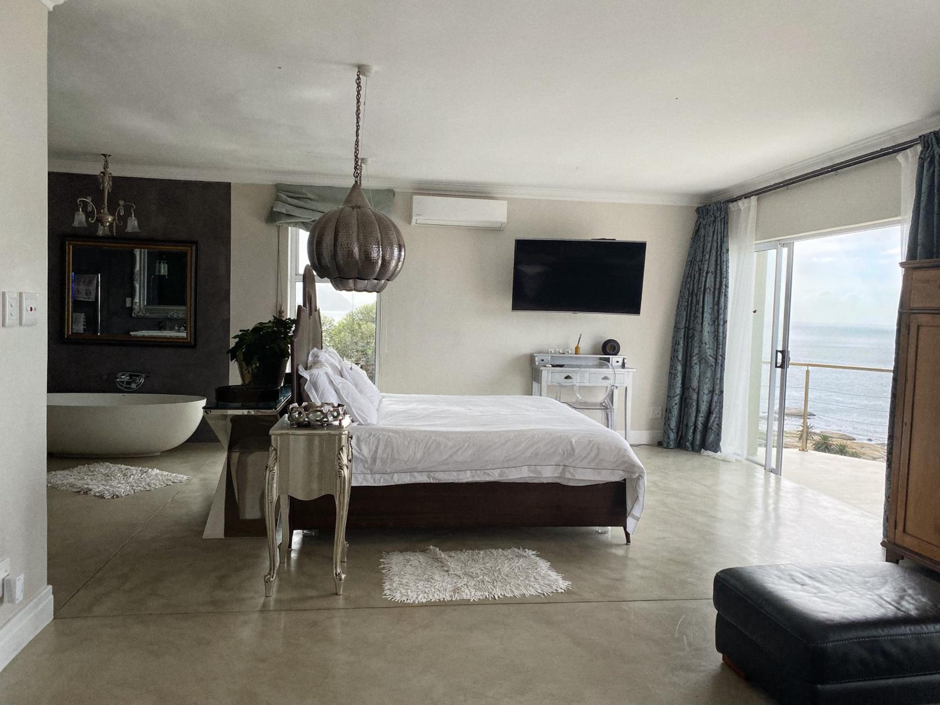 Deluxe King Suite photo 3