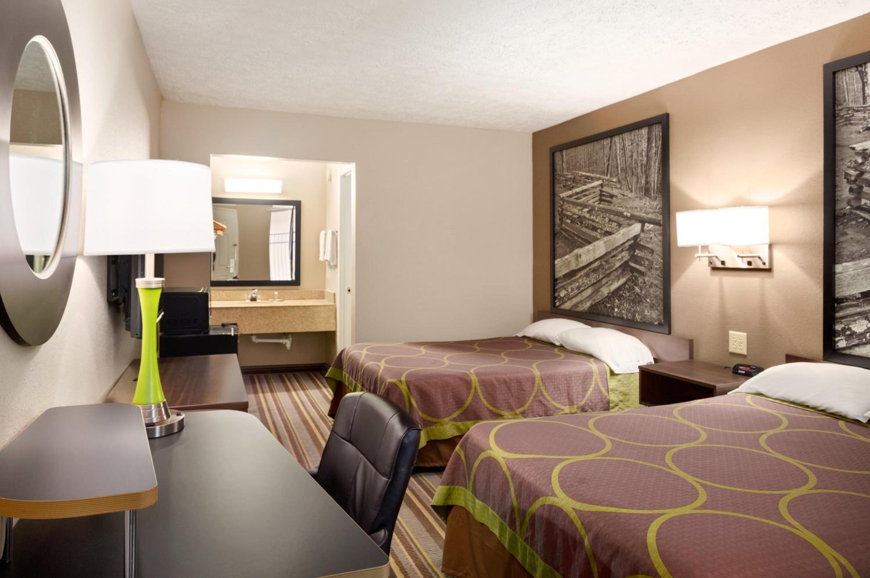 Queen Room with Two Queen Beds - Non-Smoking - Photo 3