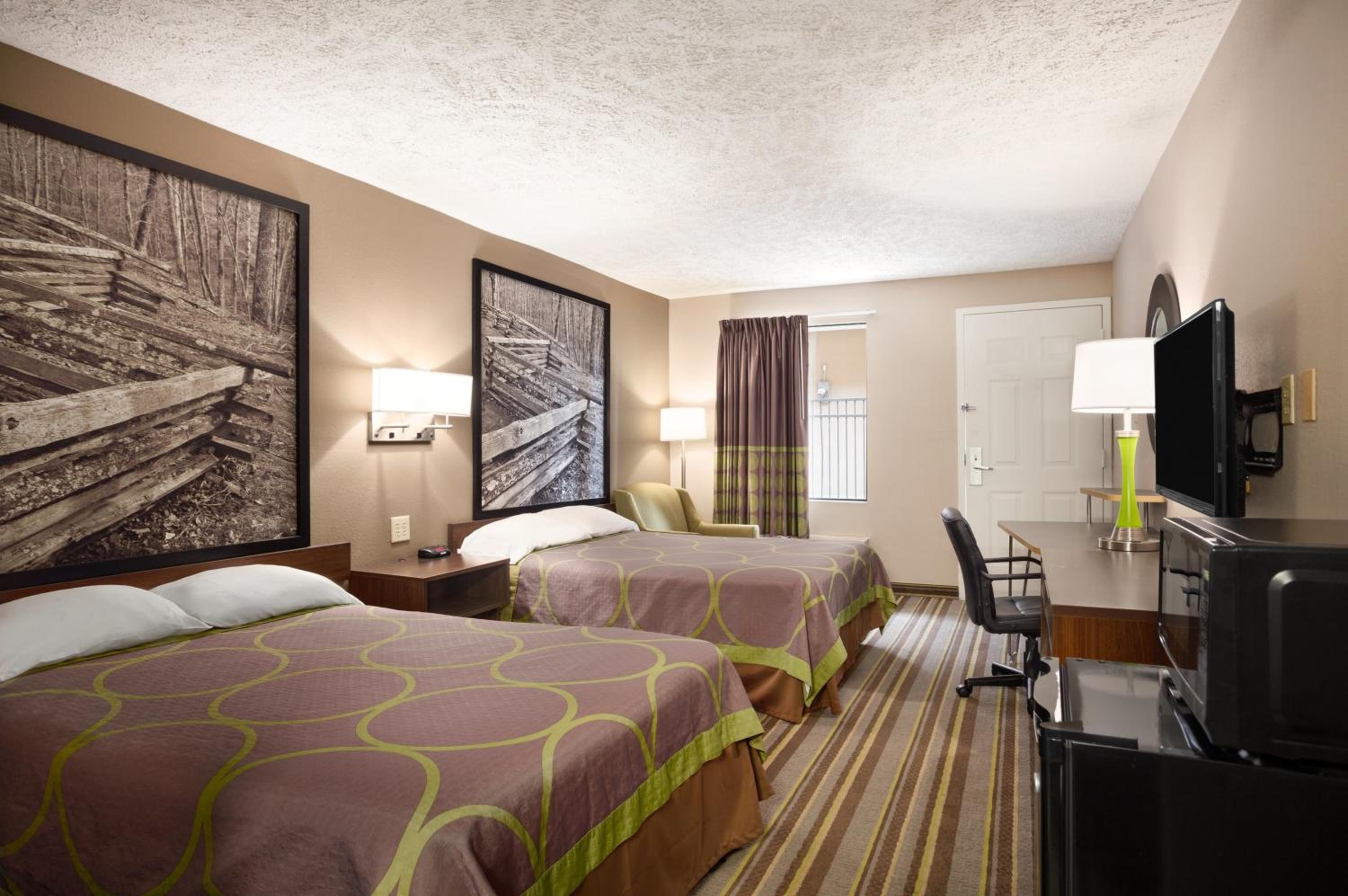 Queen Room with Two Queen Beds - Non-Smoking - Photo 2