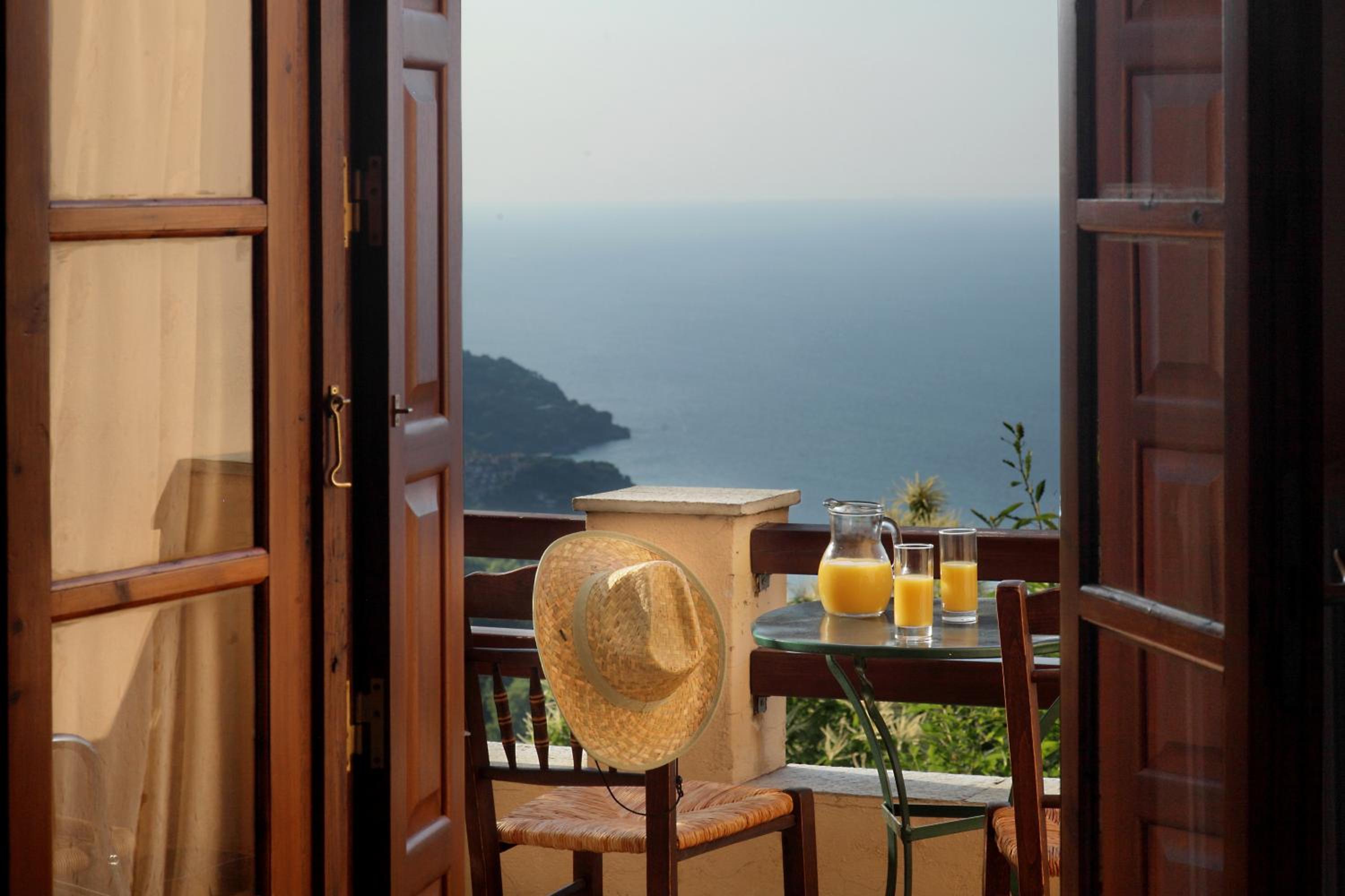 Double Room with Sea View and Balcony - Photo 8