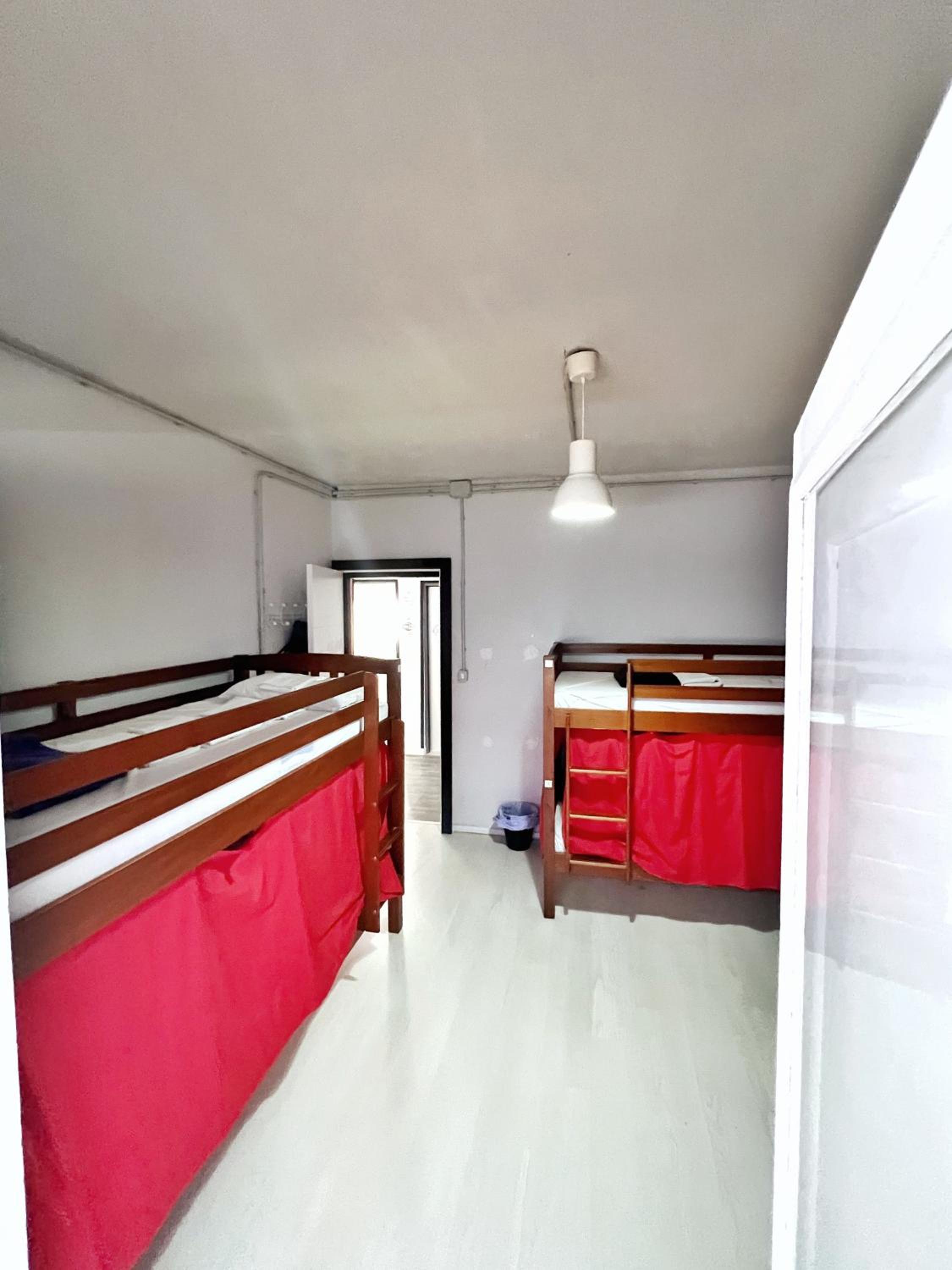 Bed in 6-Bed Mixed Dormitory Room photo 3
