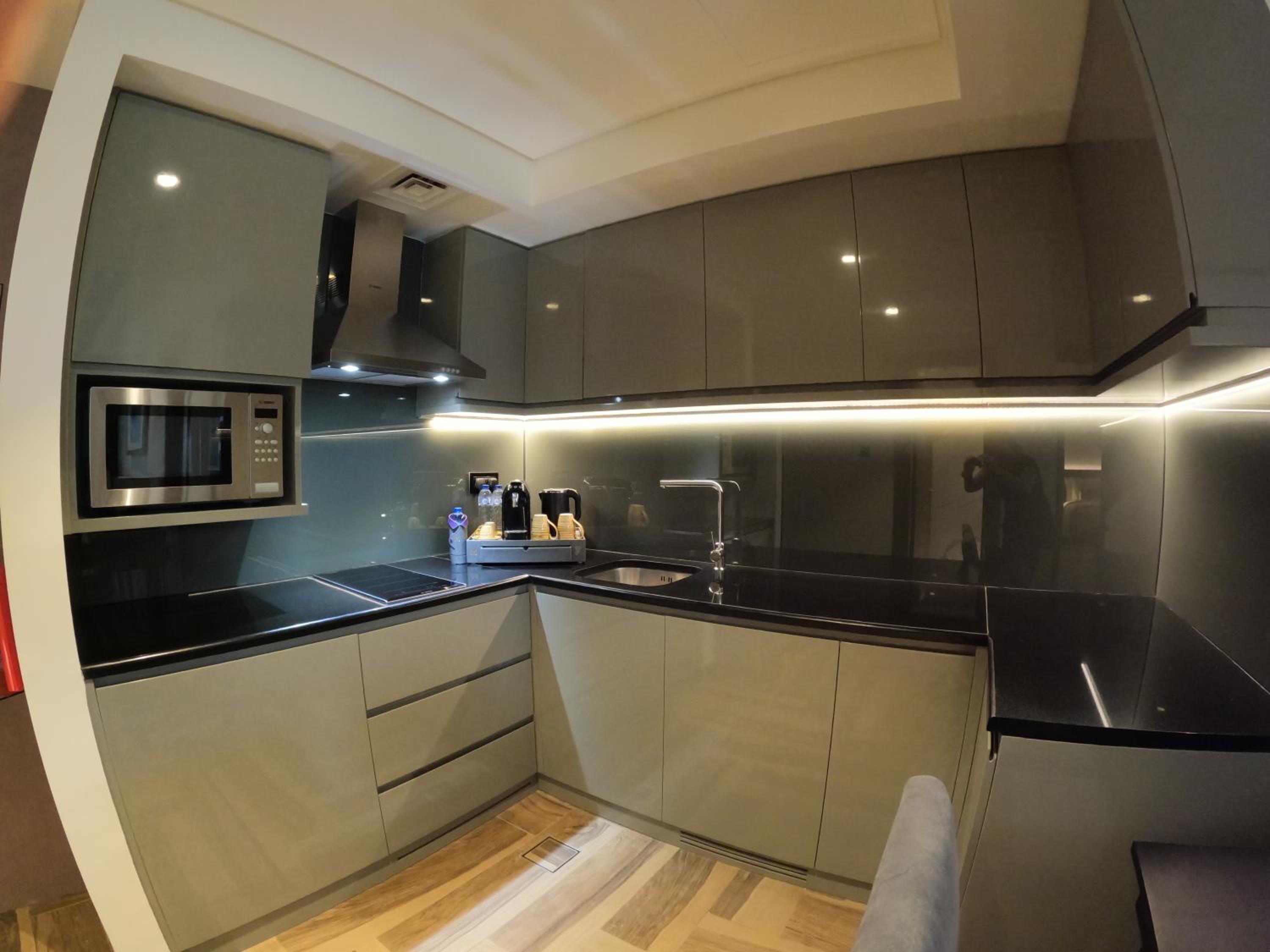 One Bedroom Suite w/ Kitchenette - 15% off on F&B shuttle to Deira City Center, Al Ghurair Mall & La Mer Beach photo 2