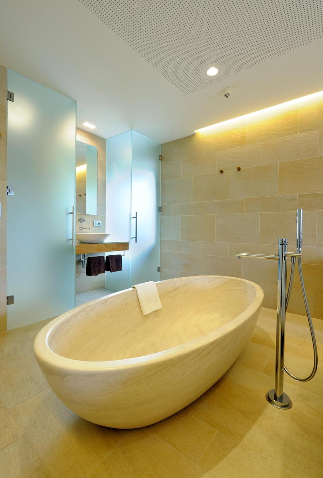 Deluxe Double Room with Bath - Photo 3