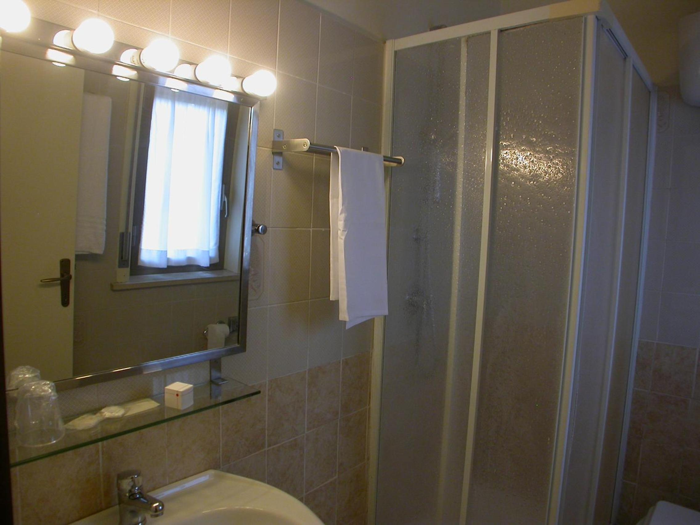 Standard Double or Twin Room - Photo 6