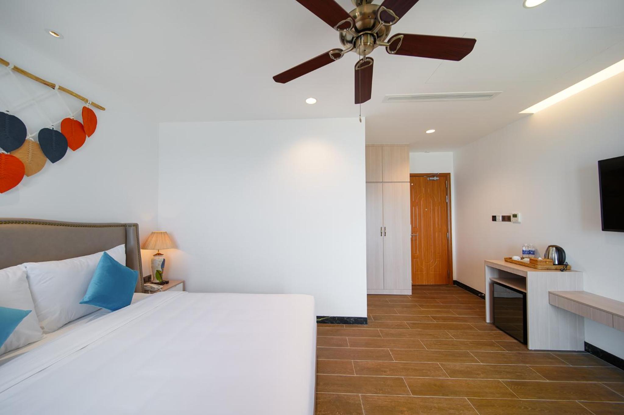 Renata, City View, 2 Twin Beds with Window photo 2