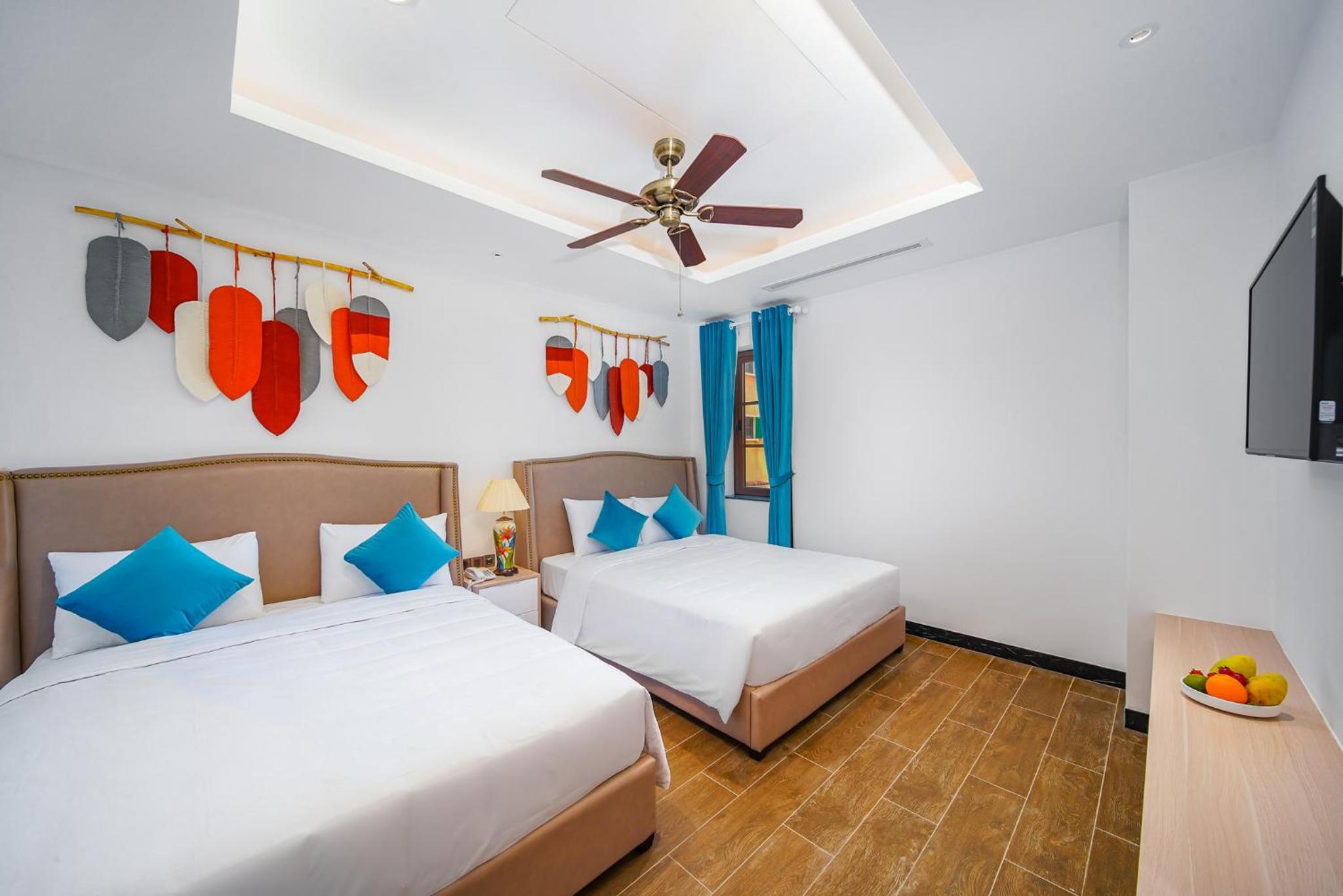 Renata, City View, 2 Twin Beds with Window