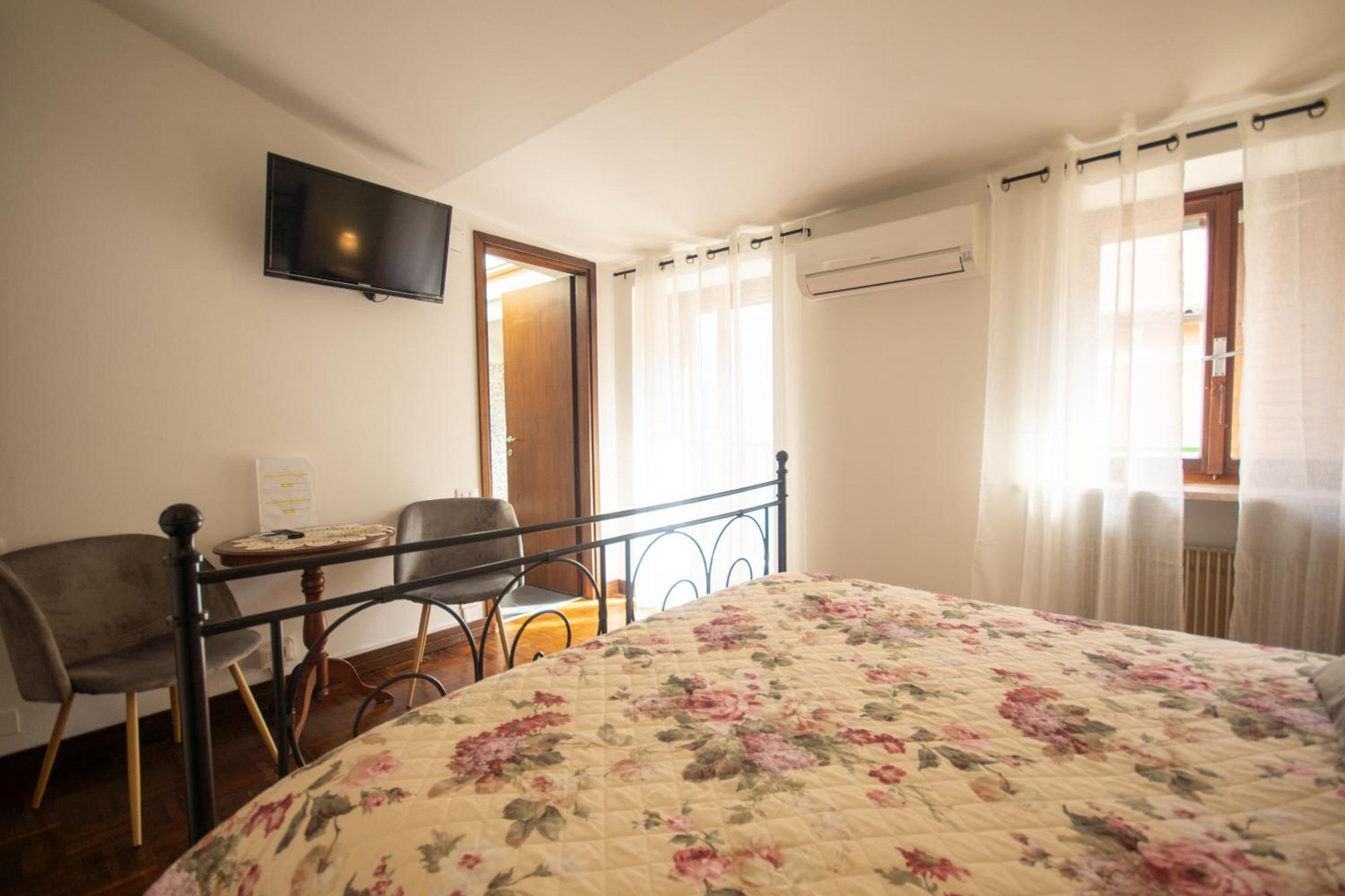 Double Room with Balcony - Photo 23