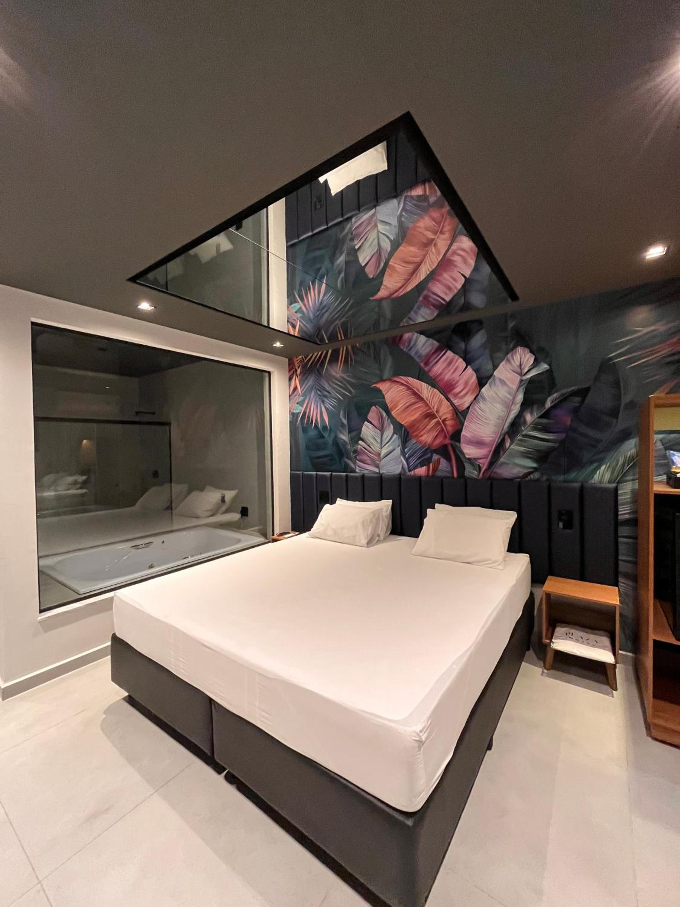 King Suite with Spa Bath - Photo 1
