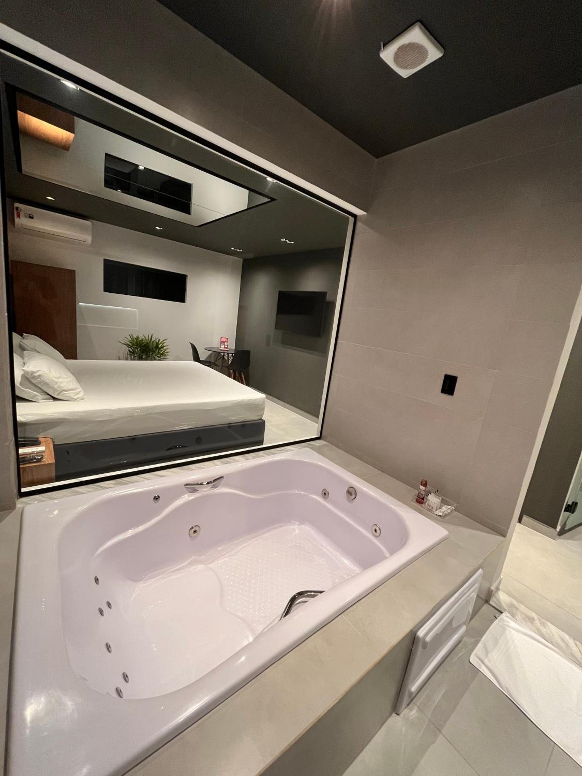 King Suite with Spa Bath - Photo 4