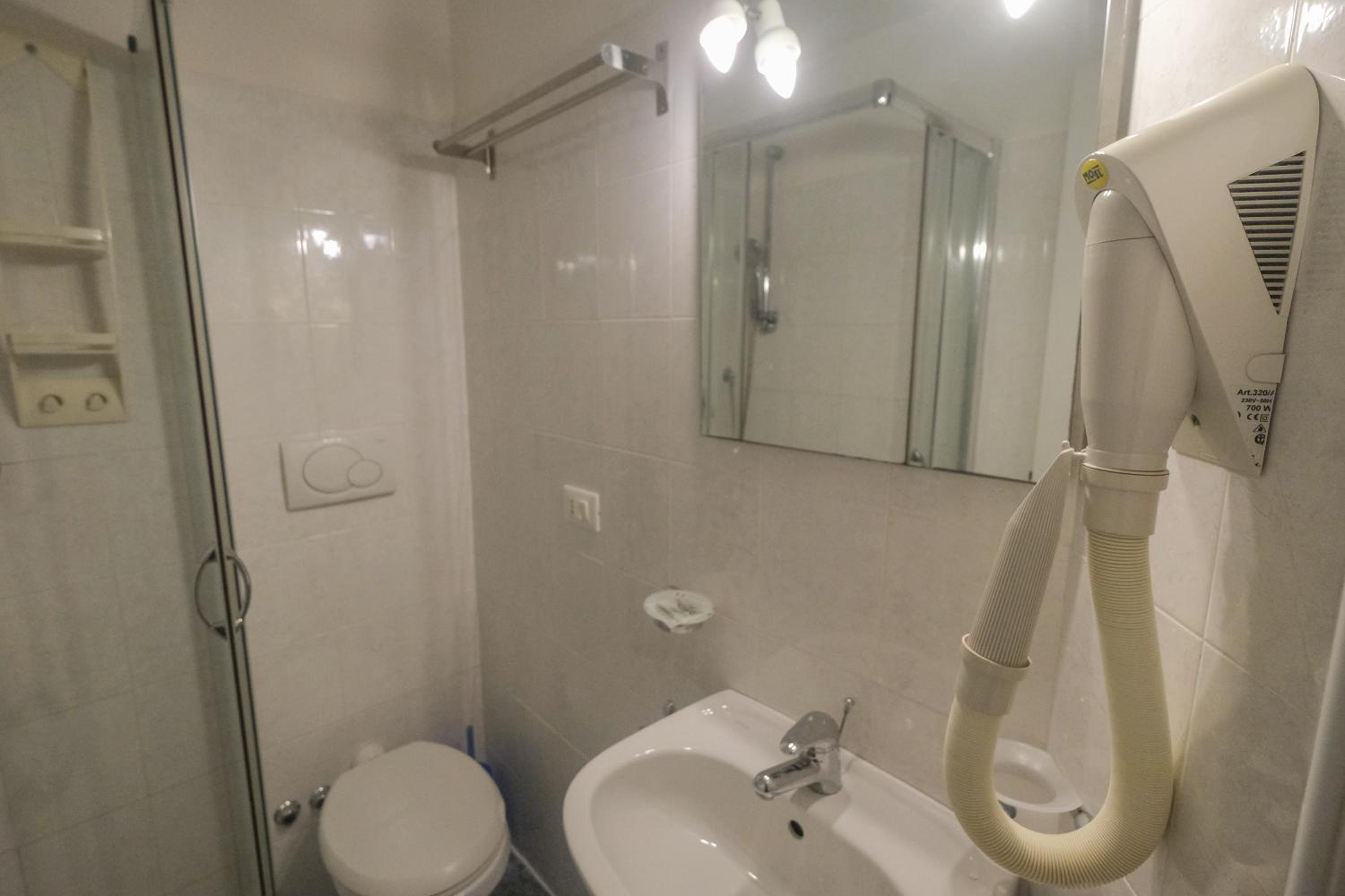 Quadruple Room with Private Bathroom photo 2