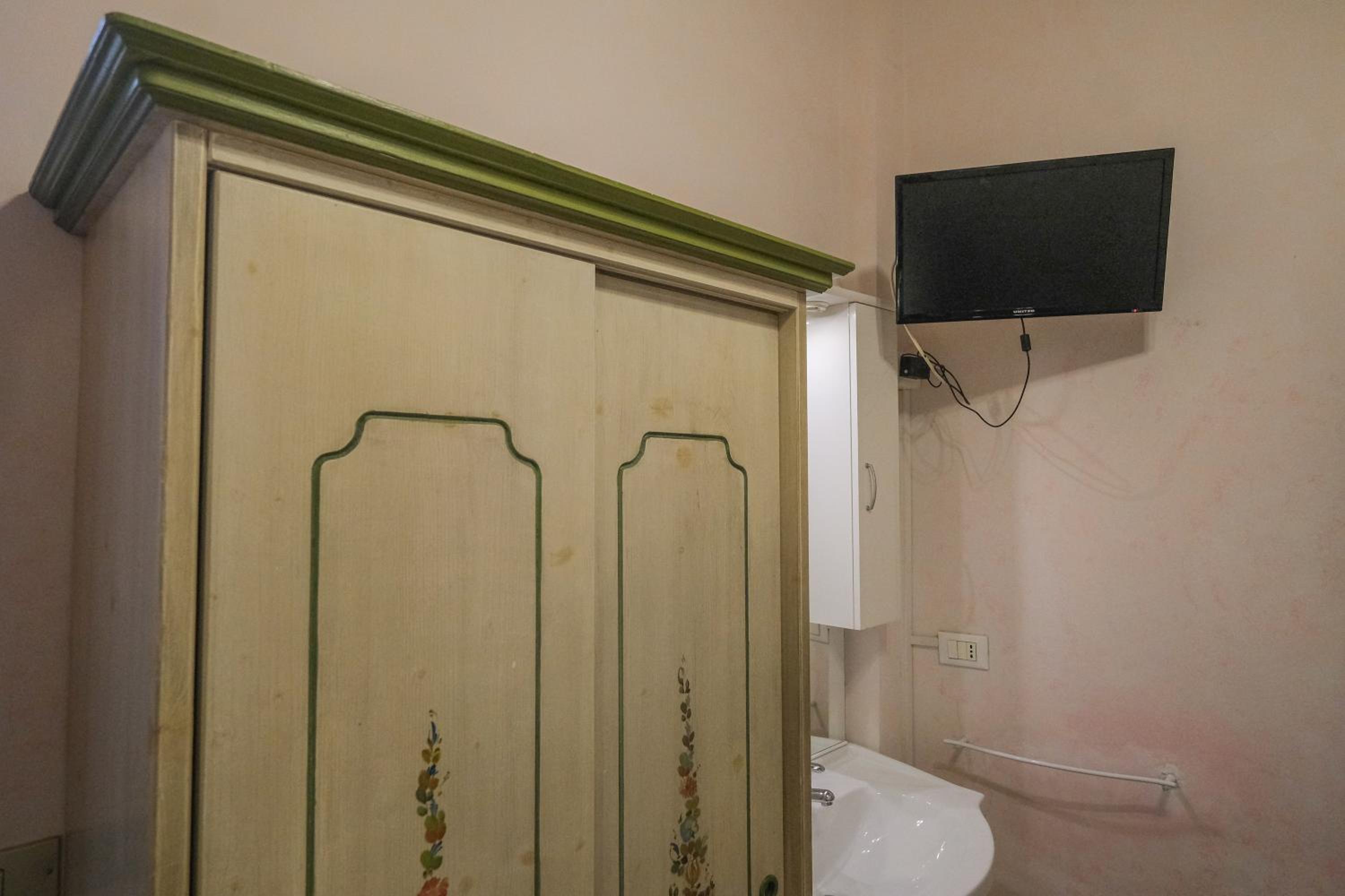 Standard Single Room with Shared Bathroom photo 3