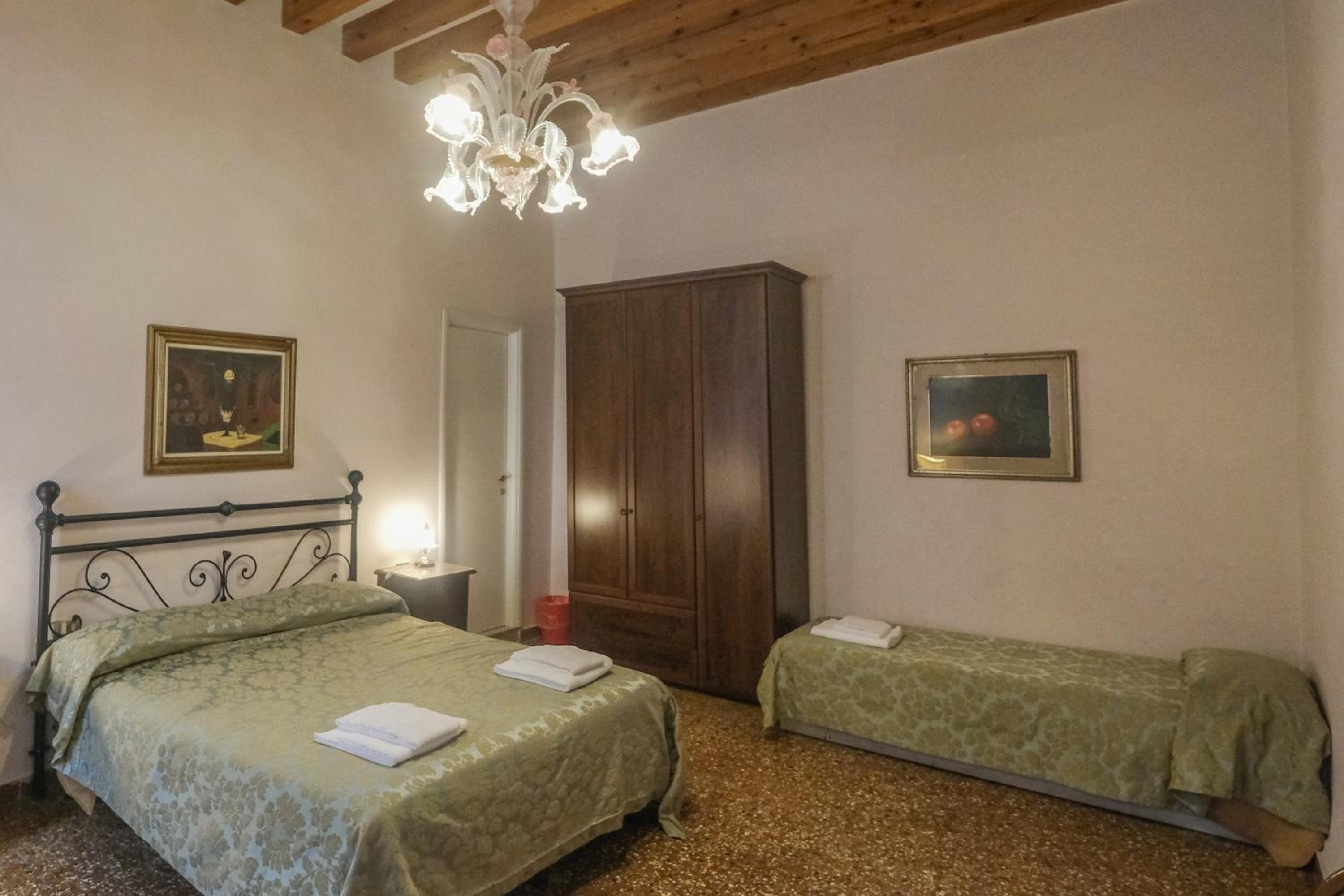 Quadruple Room with Private Bathroom photo 3