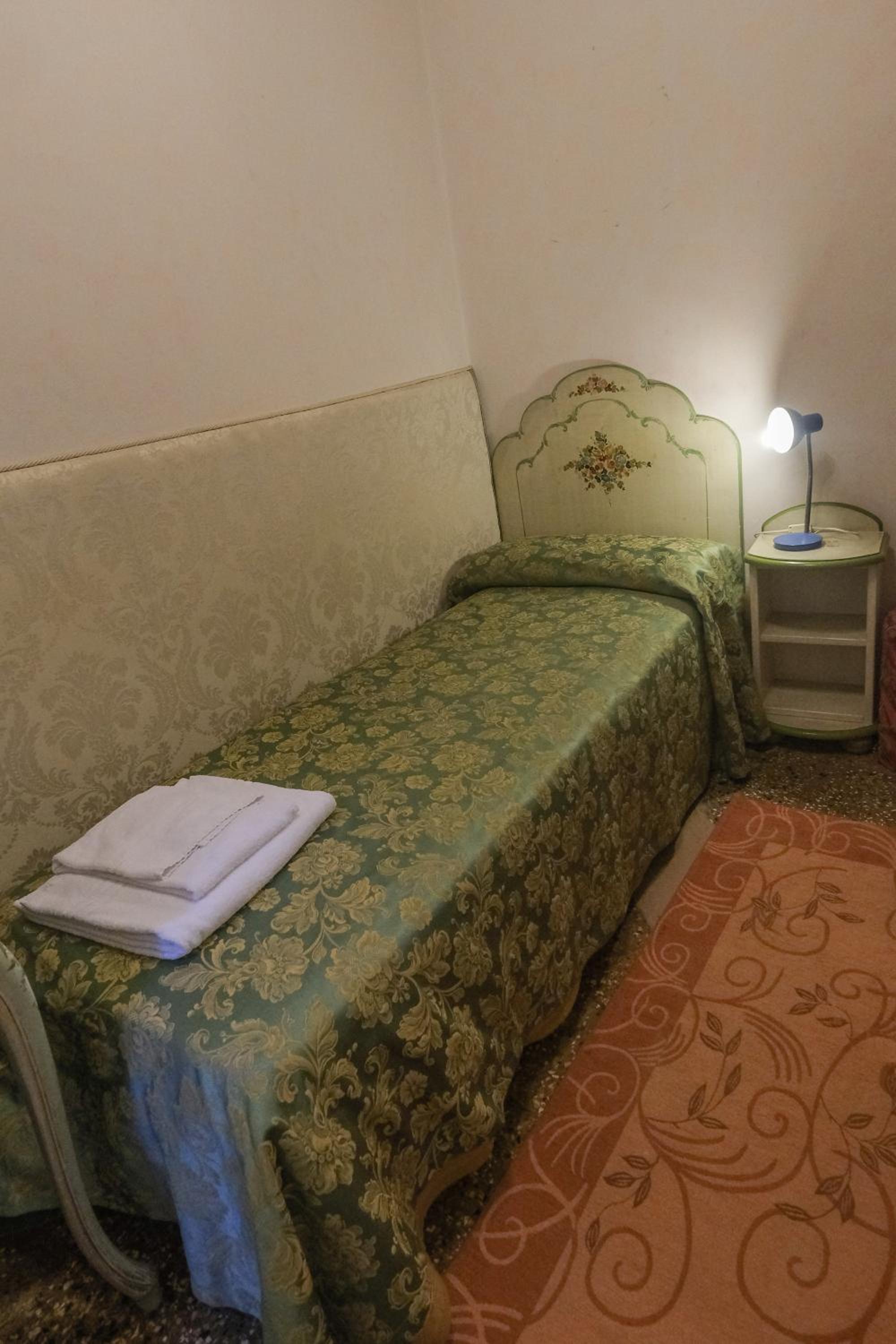 Standard Single Room with Shared Bathroom photo 1