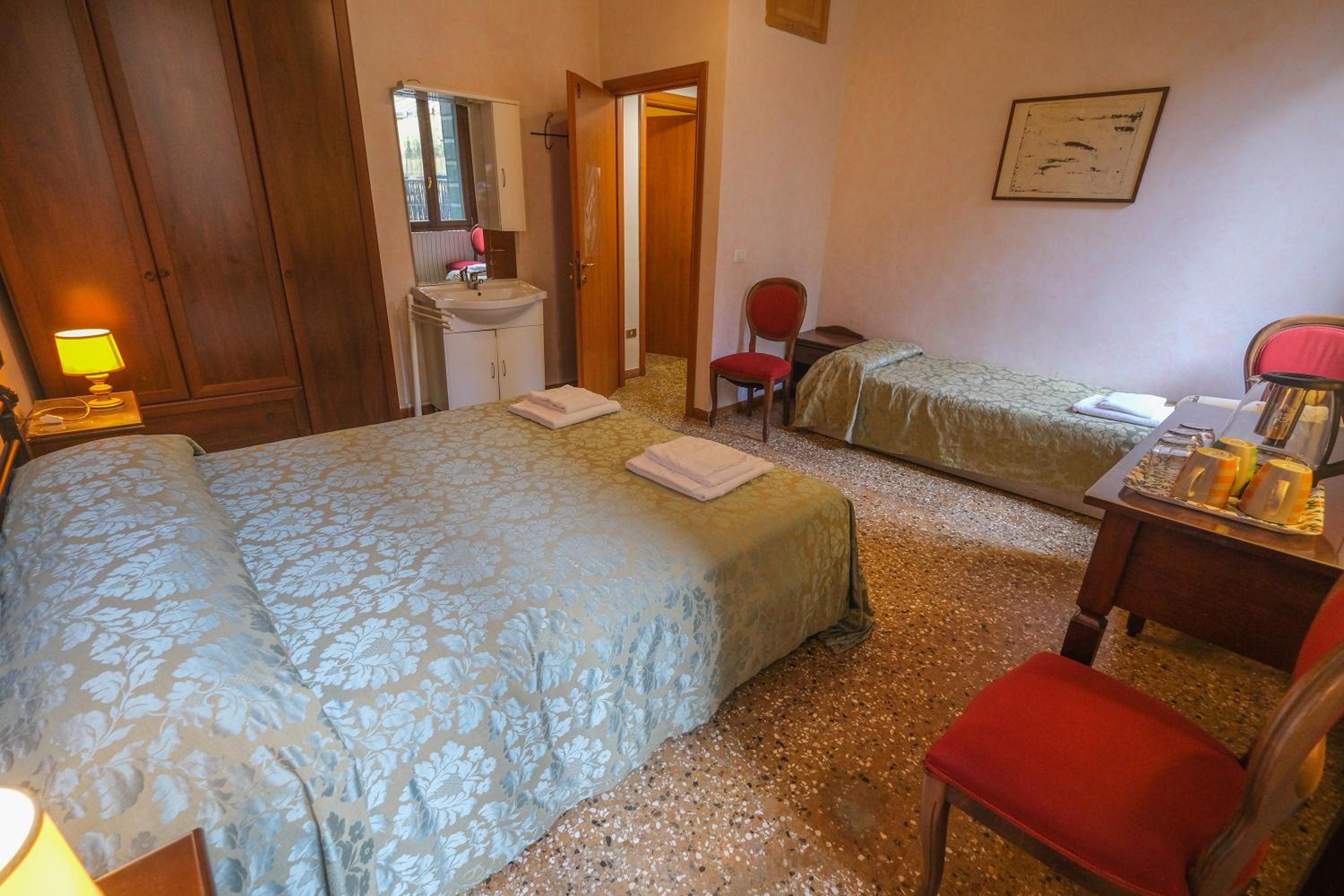 Triple Room with Shared Bathroom photo 3