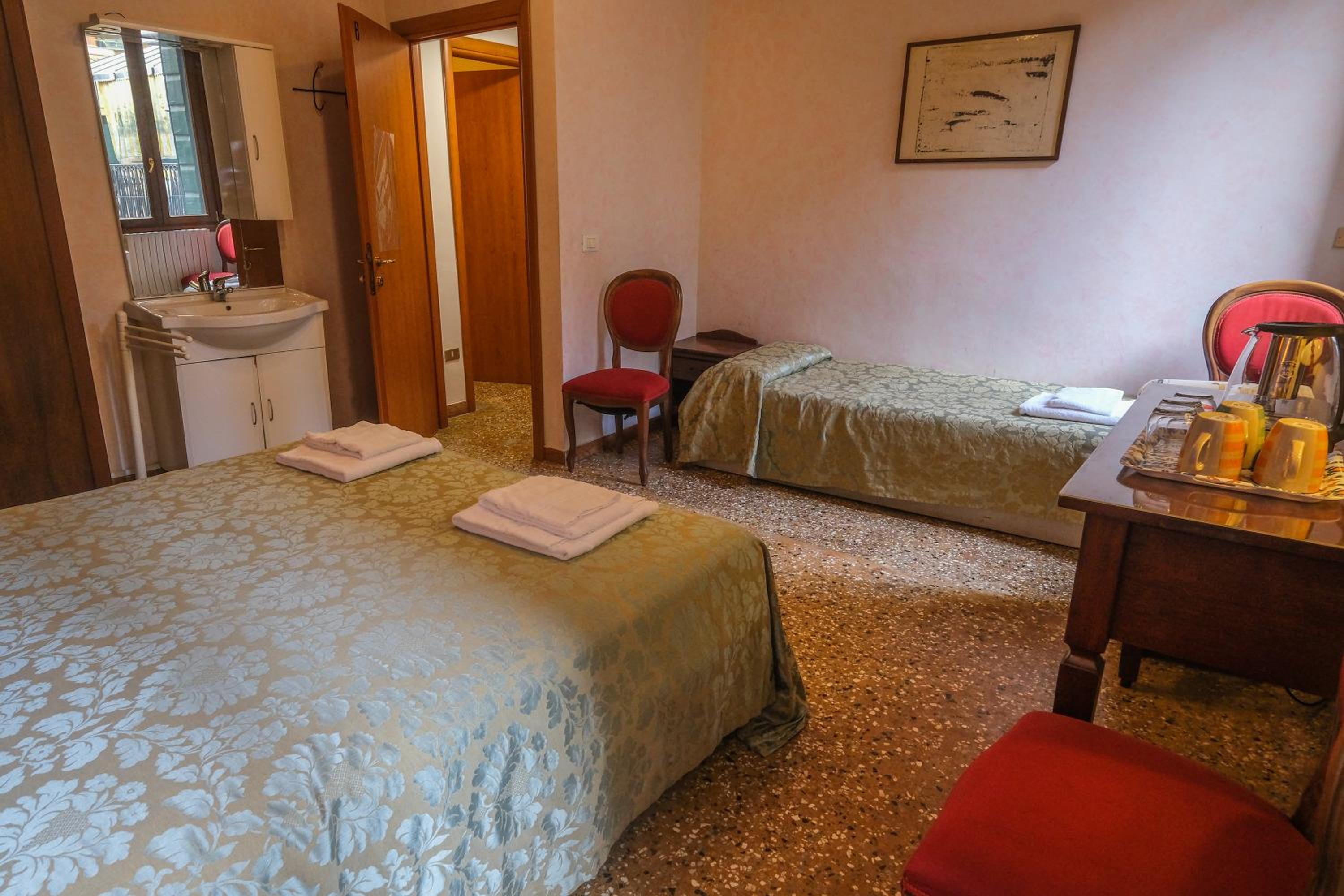 Triple Room with Shared Bathroom photo 2