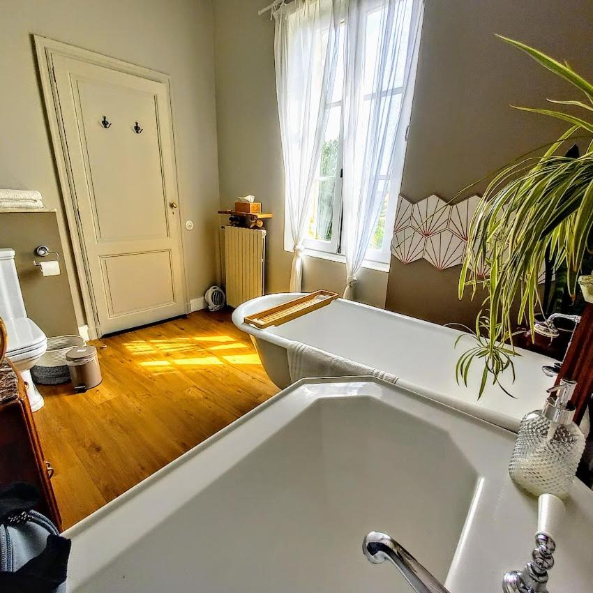 Double or Twin Room with Bathroom - Photo 2