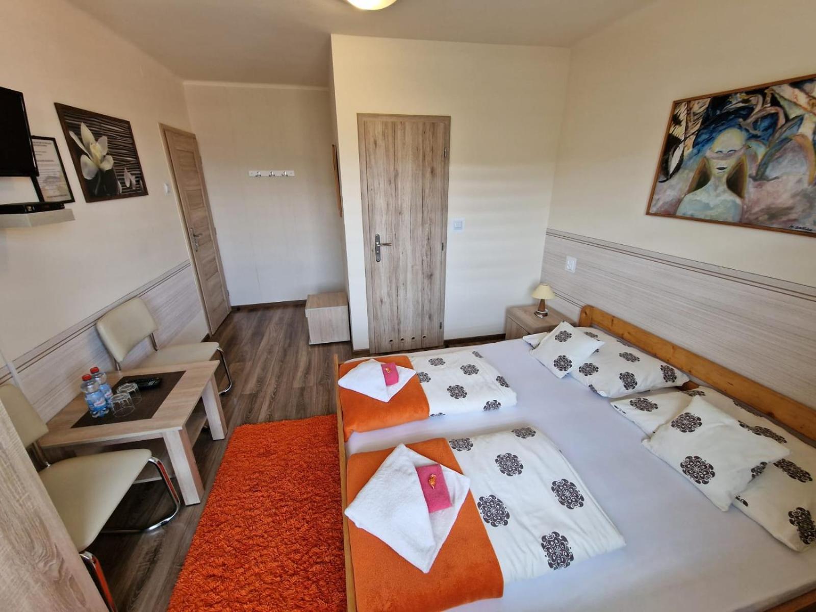 Double Room with Balcony - Photo 4