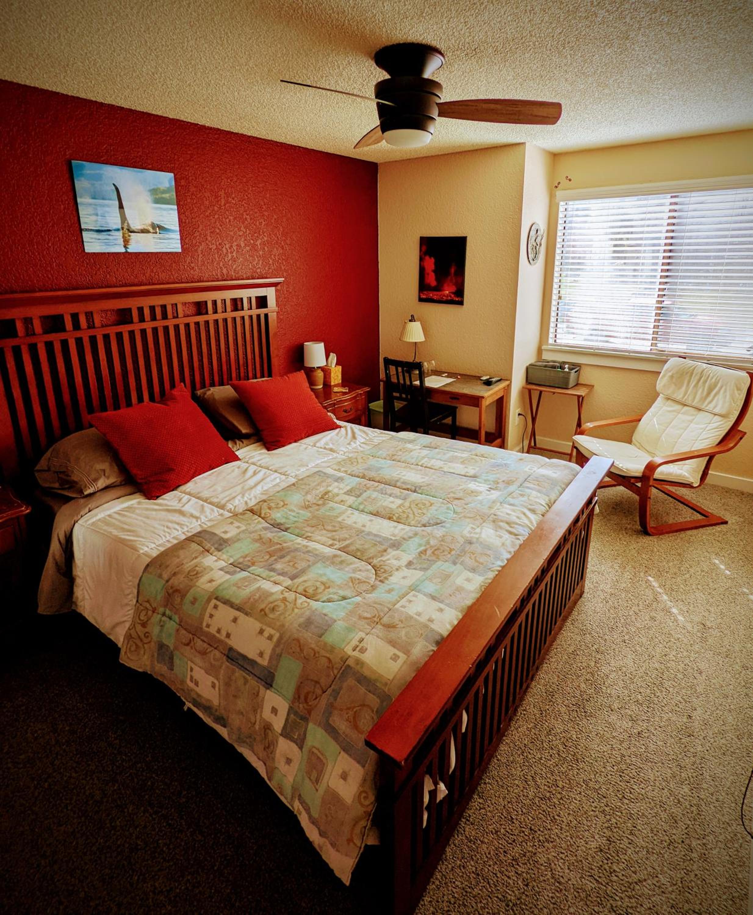 Queen Room With Shared Bathroom photo 1