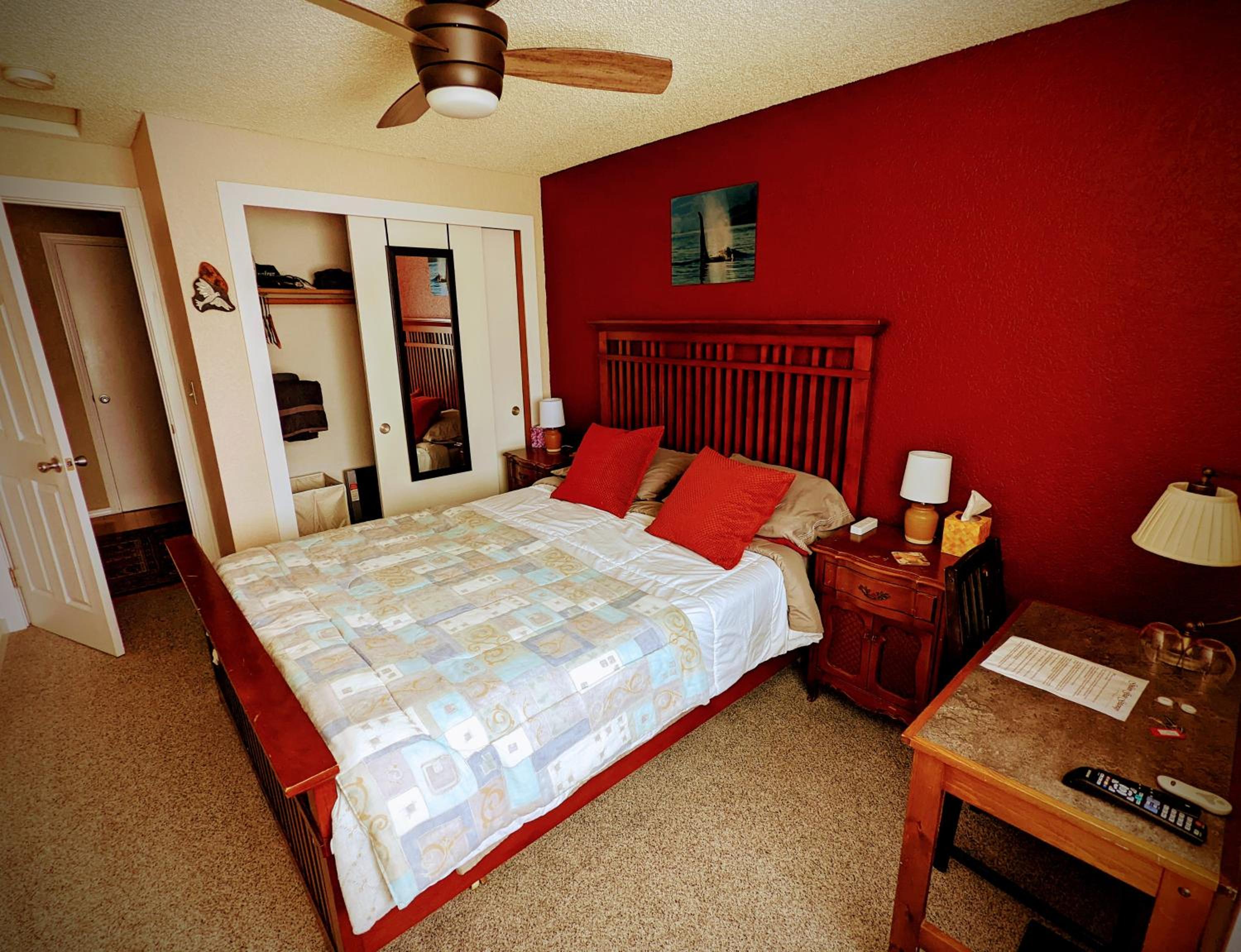 Queen Room With Shared Bathroom photo 2