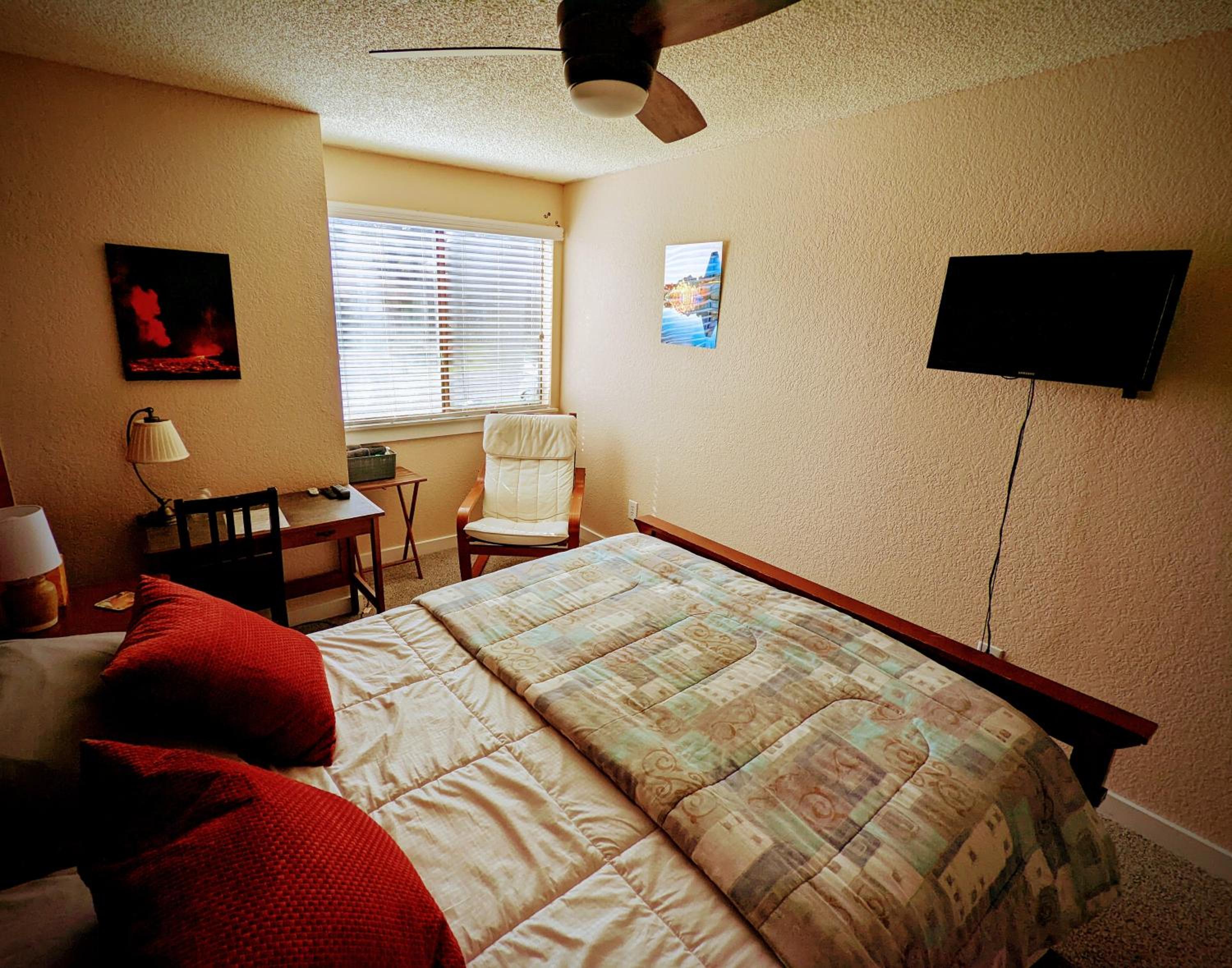 Queen Room With Shared Bathroom photo 3