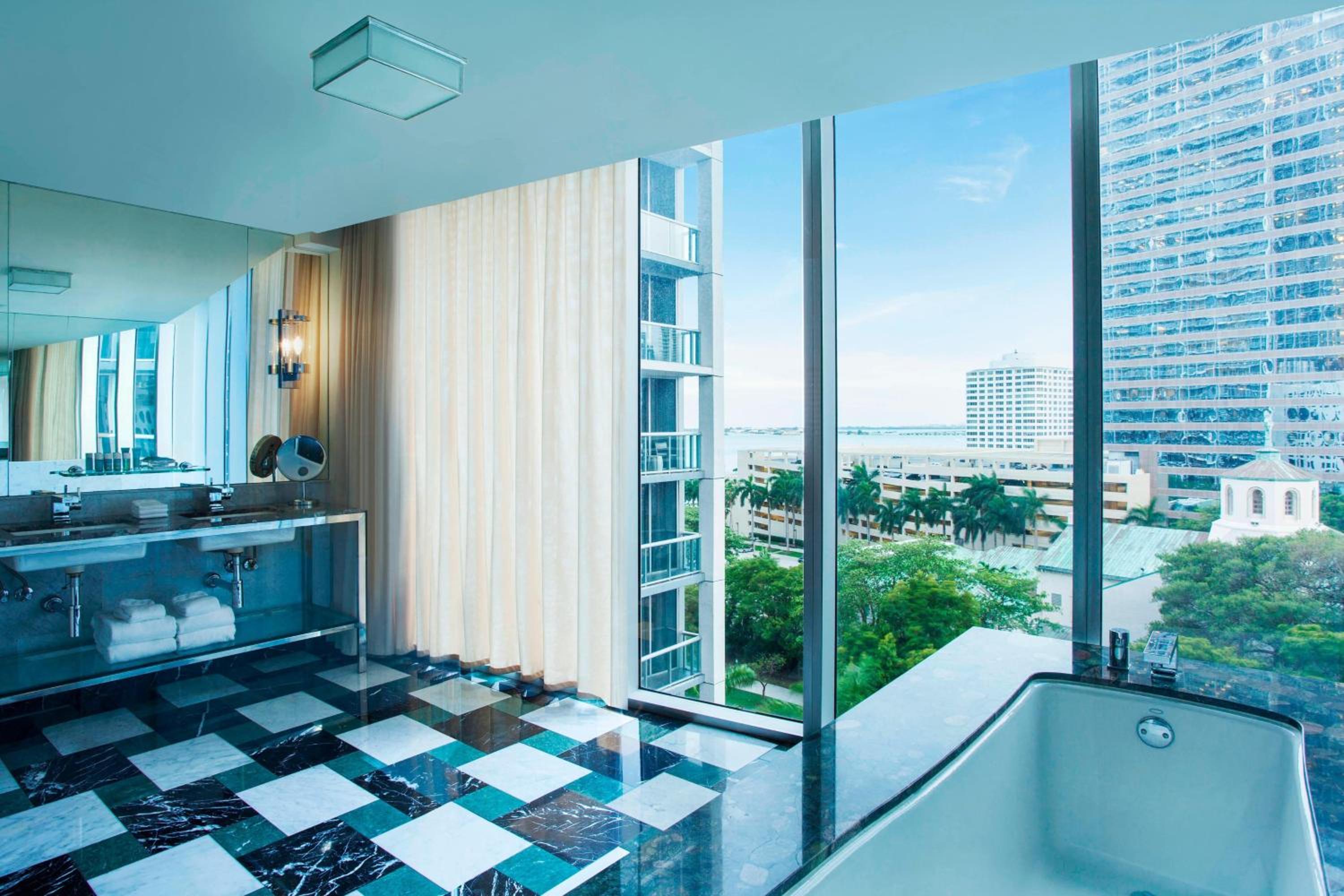 Premier King Studio Suite with Balcony - Corner