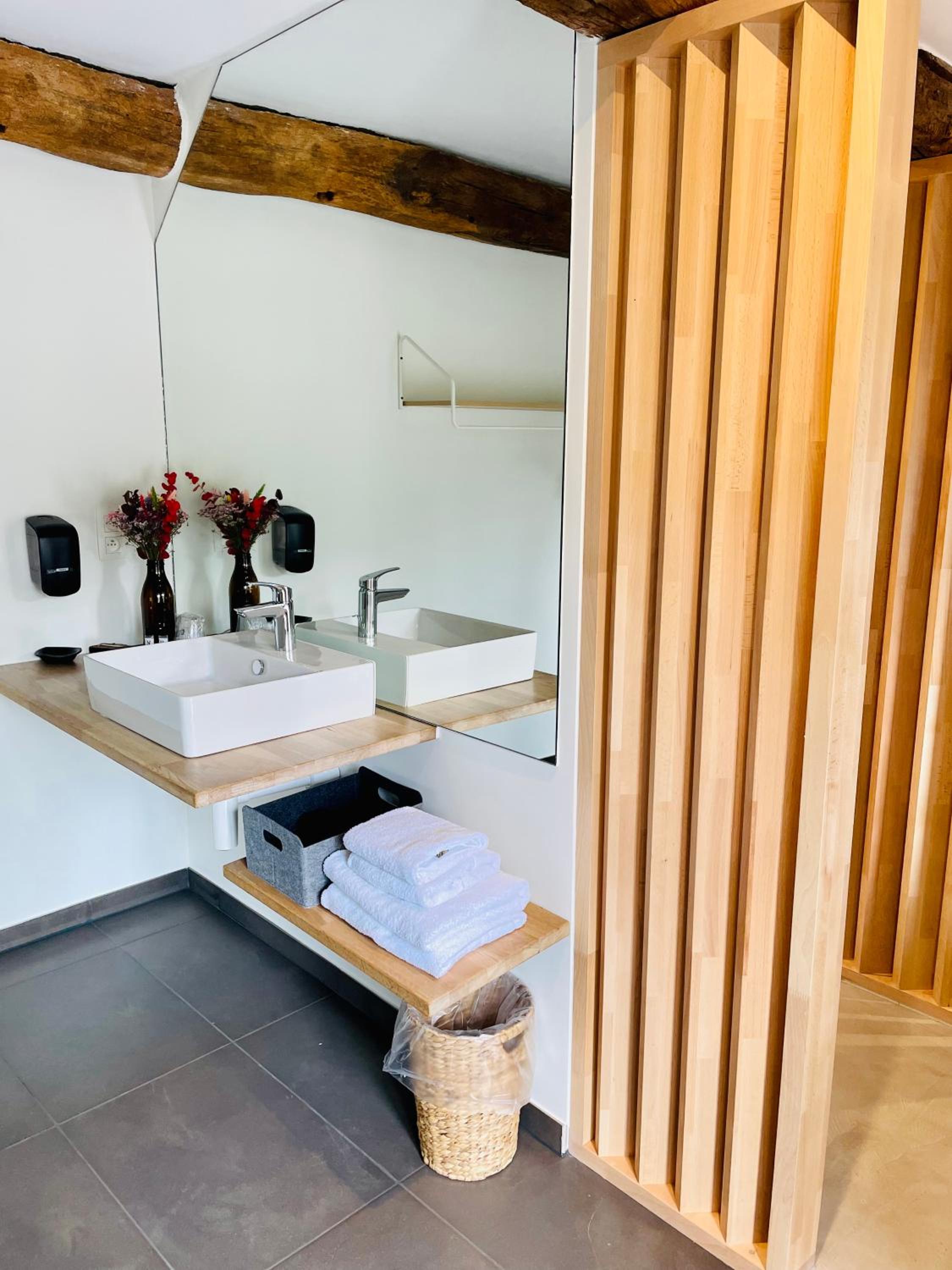 Deluxe Double Room with Shower photo 3