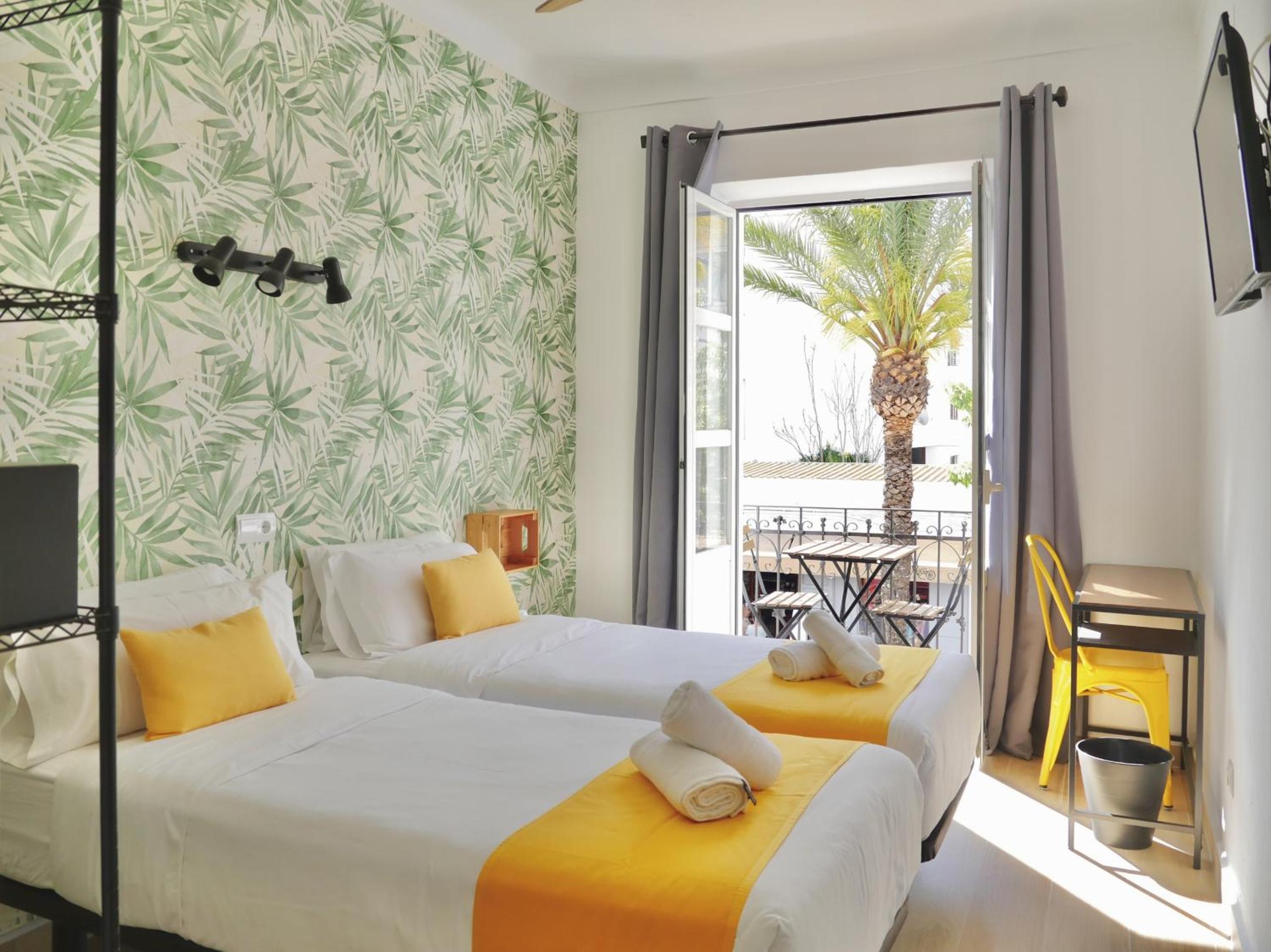 Deluxe Double Room with Balcony photo 3