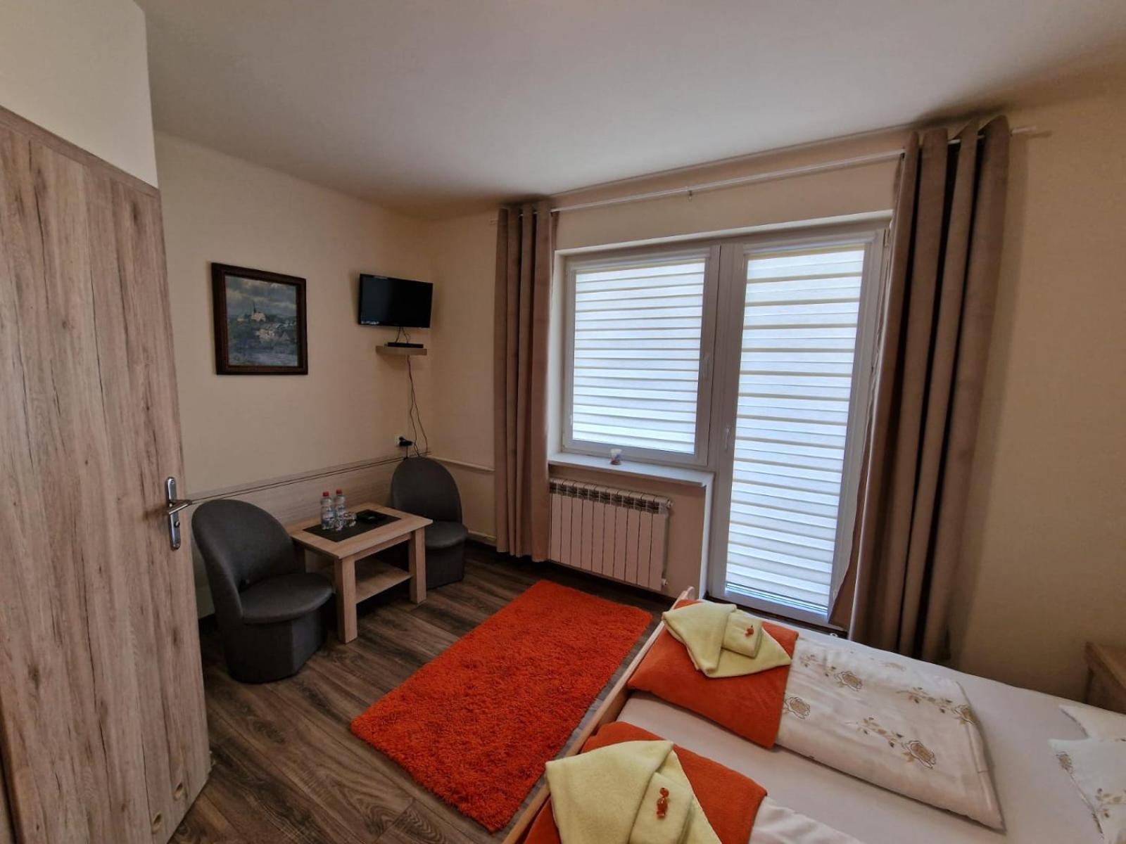 Large Double Room photo 1