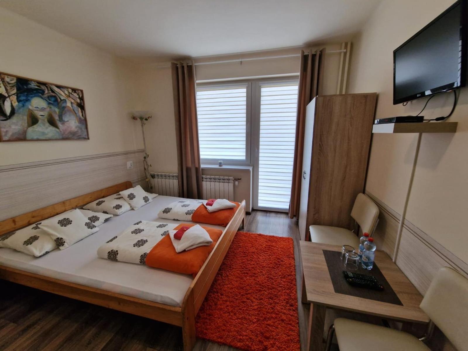 Double Room with Balcony - Photo 11