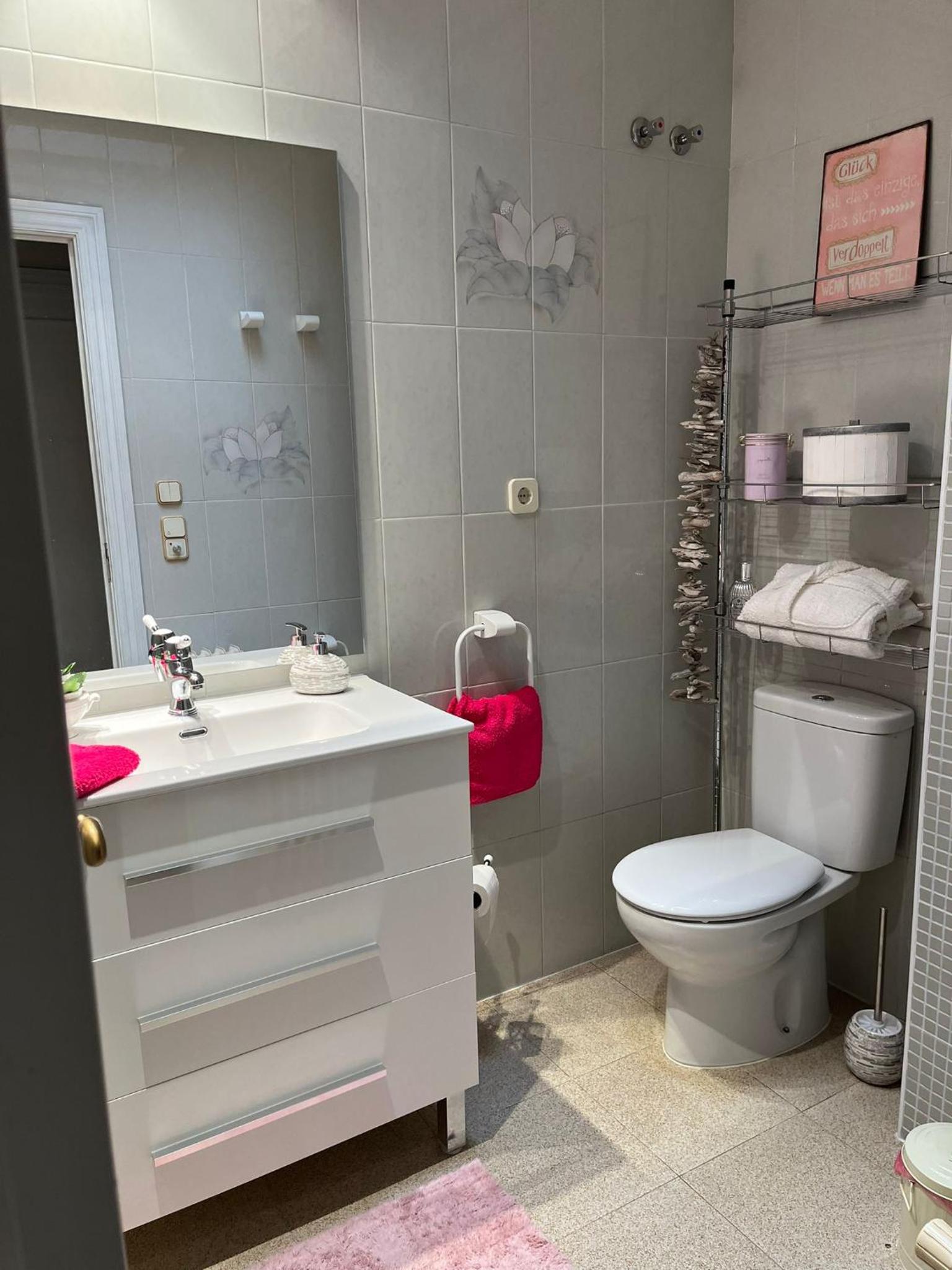 Single Room with Private Bathroom photo 3
