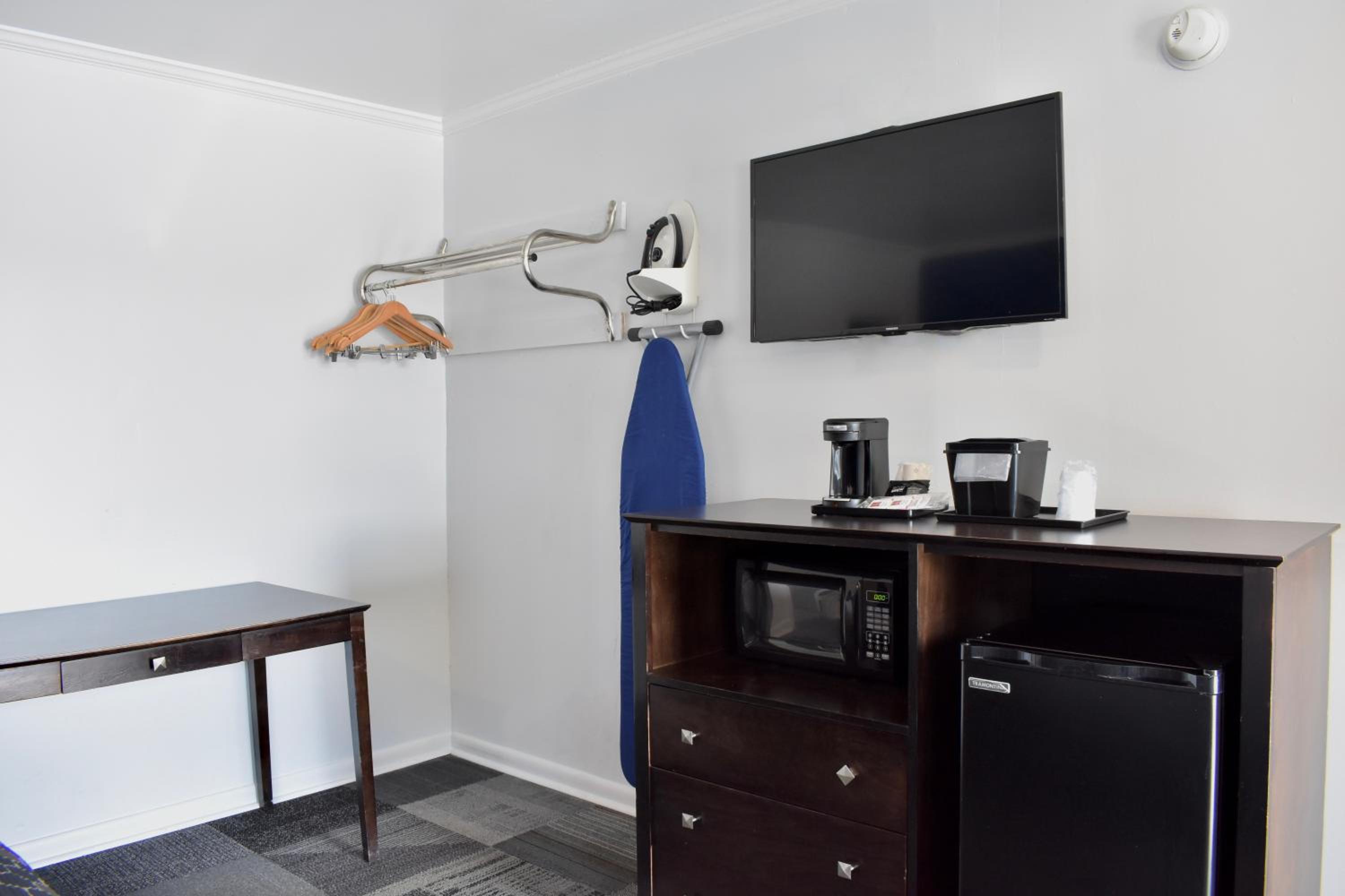 King Room - Non-Smoking - Photo 1