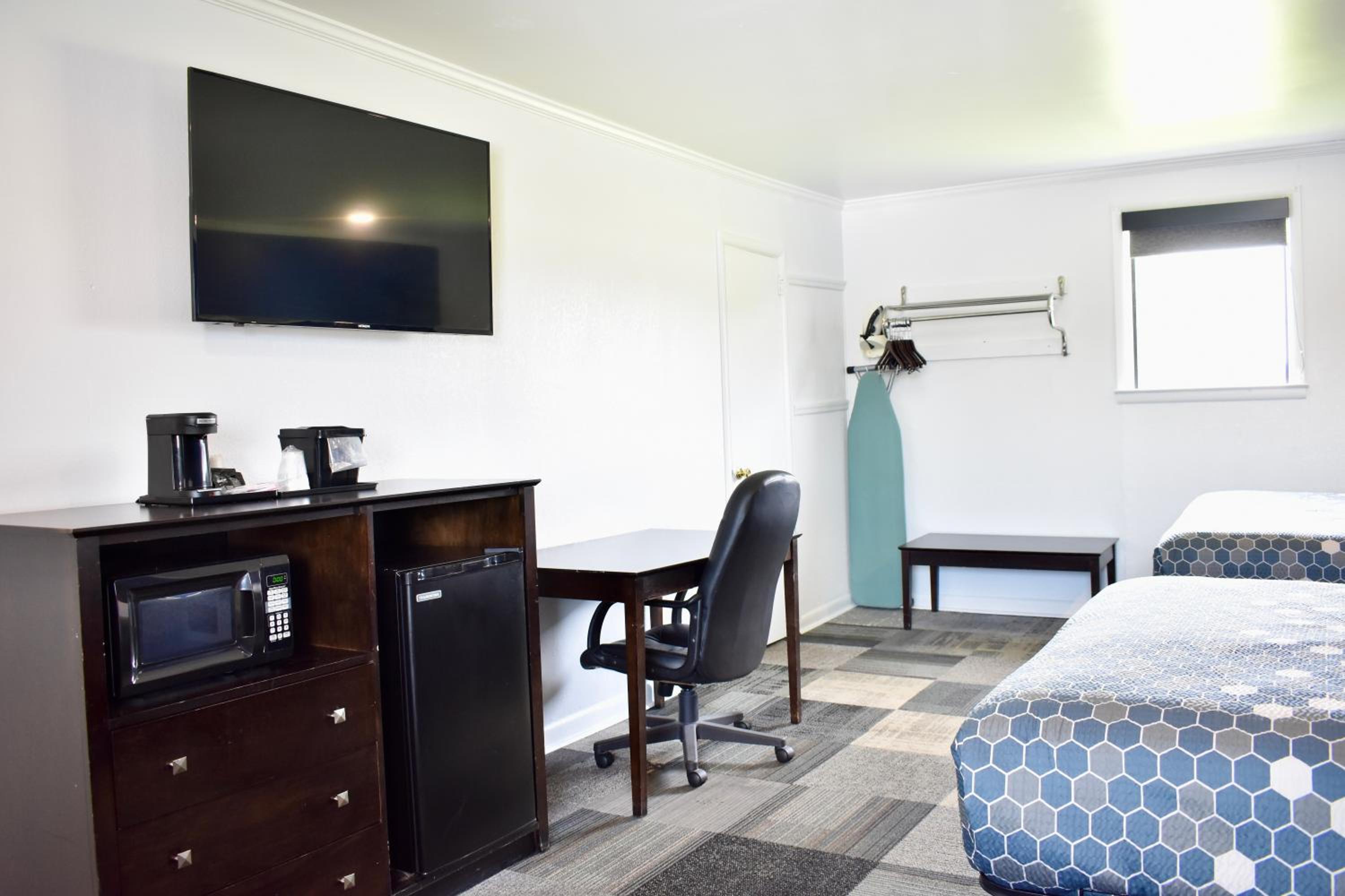 Queen Room with Two Queen Beds and Sofa Bed - Non-Smoking - Photo 25